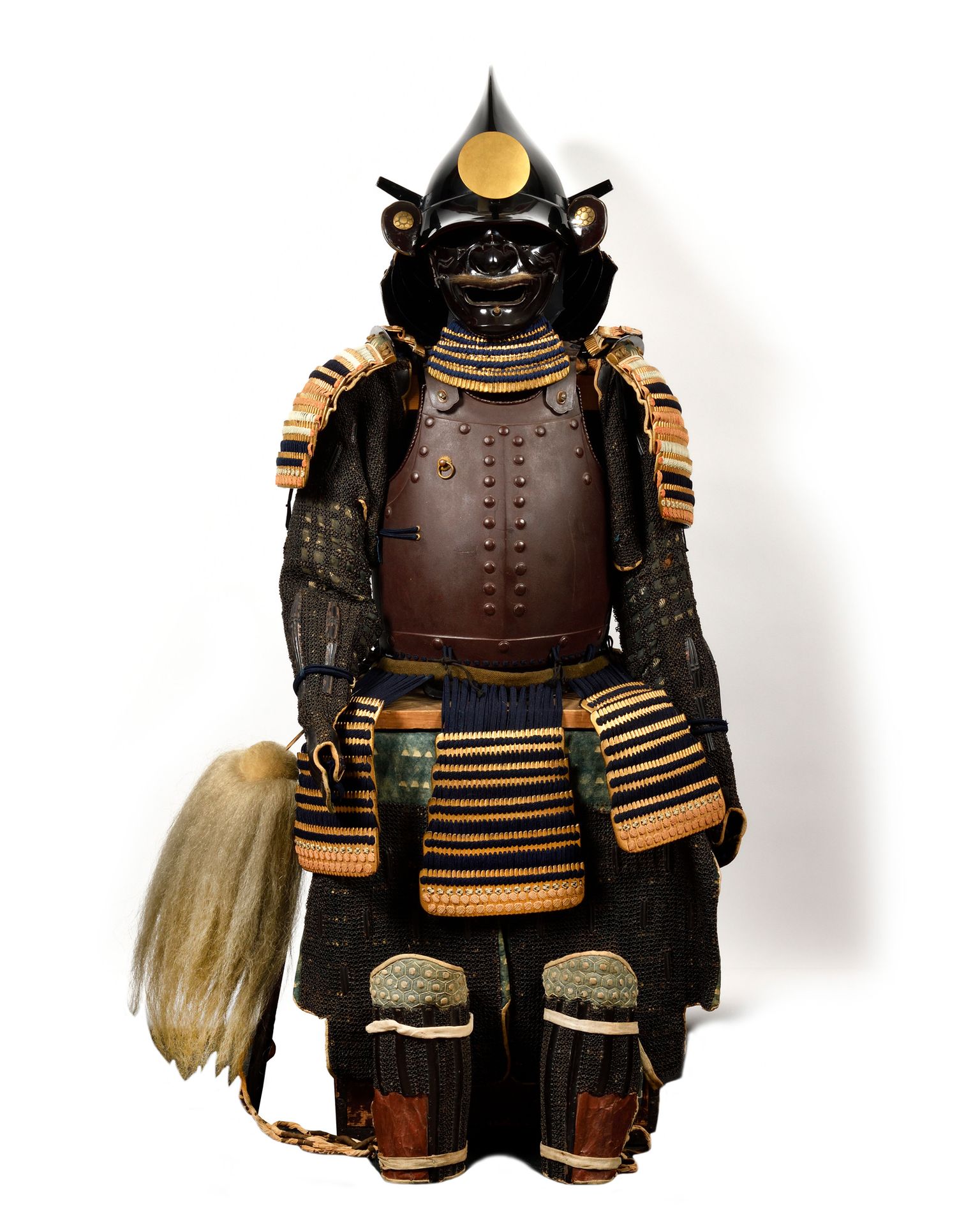 Null 日本桃山时代的武士复合盔甲Eboshi头盔（大宫帽）与细川门。黑漆的Ressei面具，带有小胡子。罕见的典型南班胸甲，唤起了葡萄牙人的服装，有不寻常的&hellip;