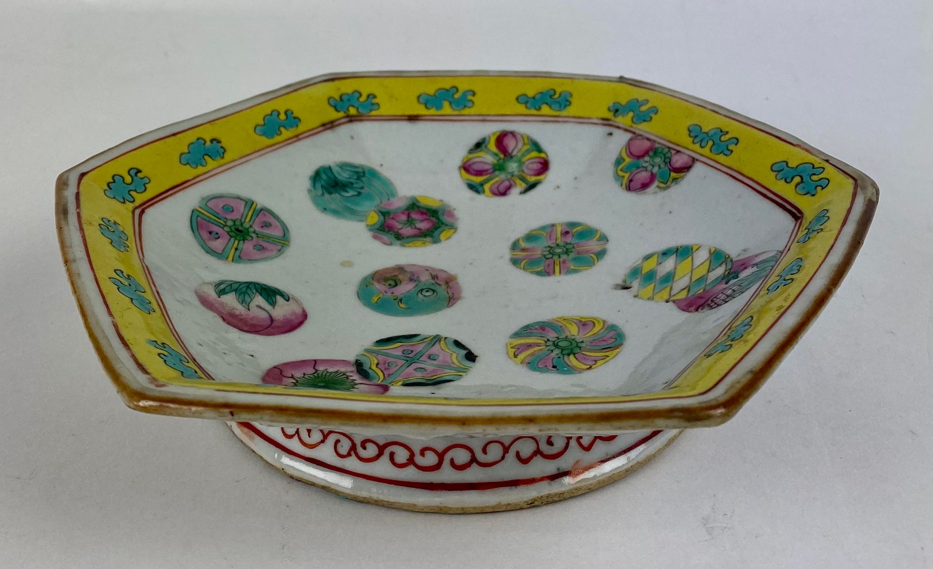 Null 中国 六角形搪瓷碗，饰以桃子和几何图案。 背面的标记。 高：4厘米，深：19厘米（小碎片）