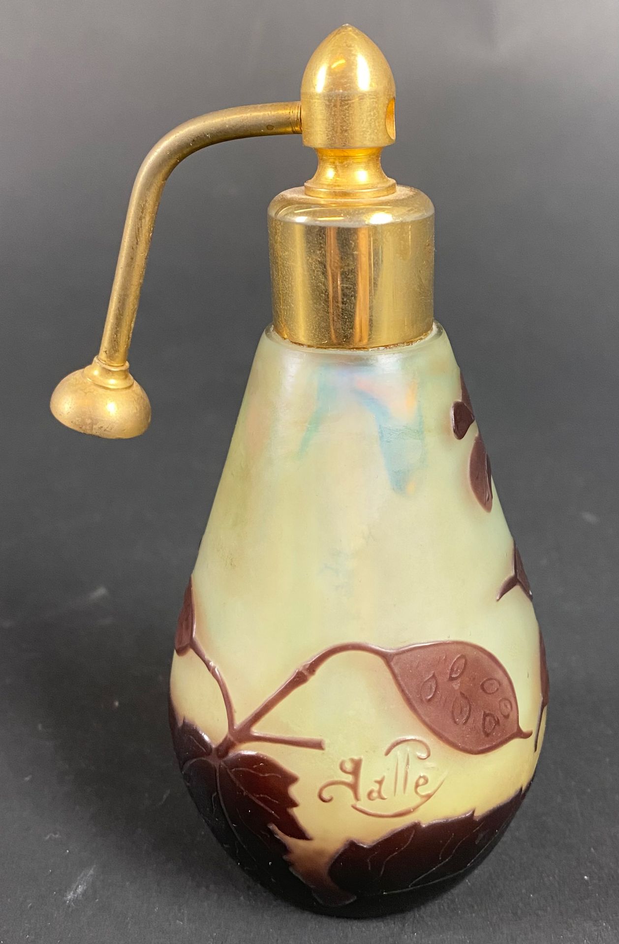Null ETABLISSEMENT GALLE 刻有铁线莲装饰的玻璃喷雾瓶。 高：12厘米（梨子不见了）