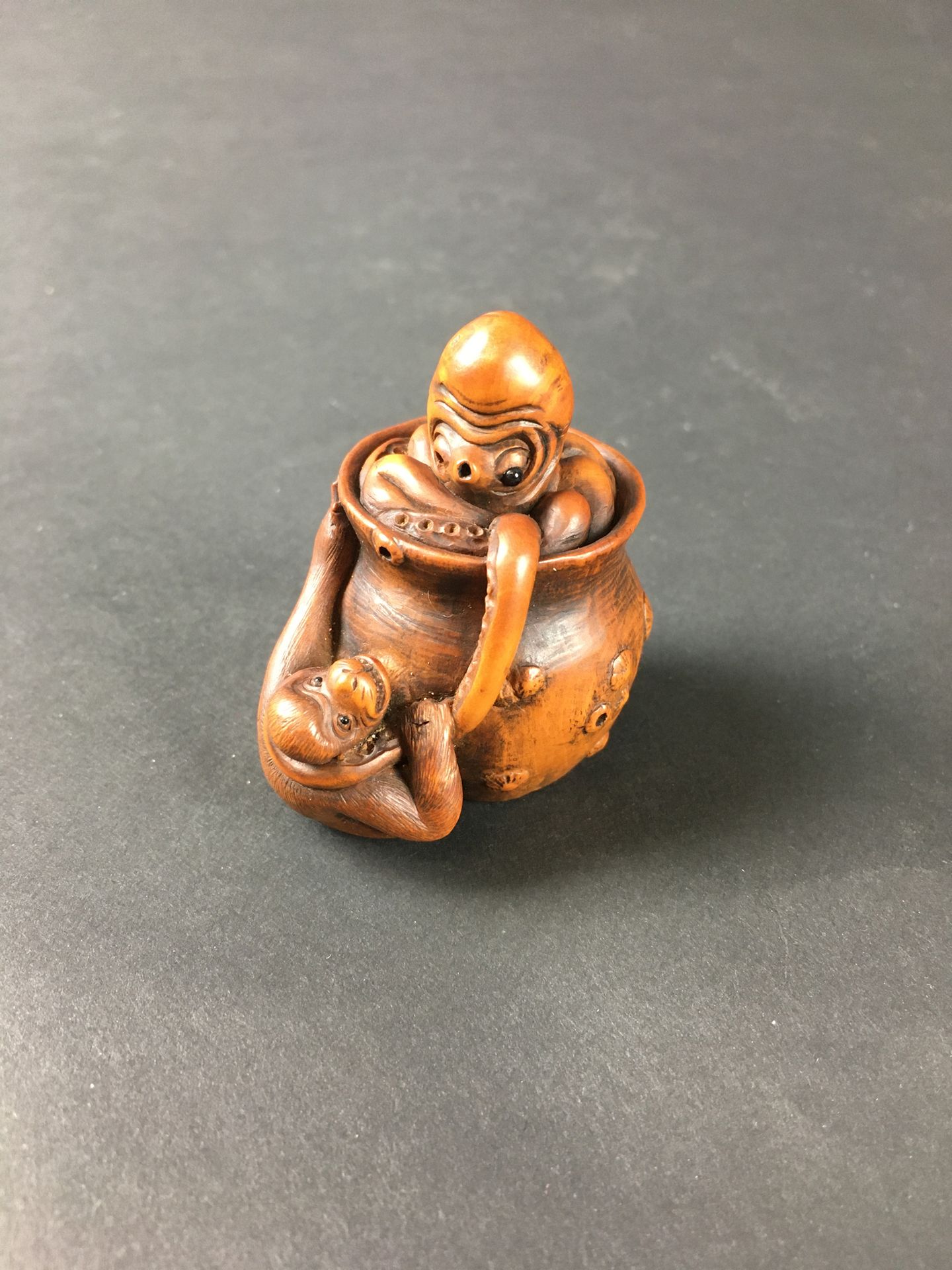 Null JAPANESE Nestsuke in wood decorated with an octopus and a monkey. H : 5.5 c&hellip;