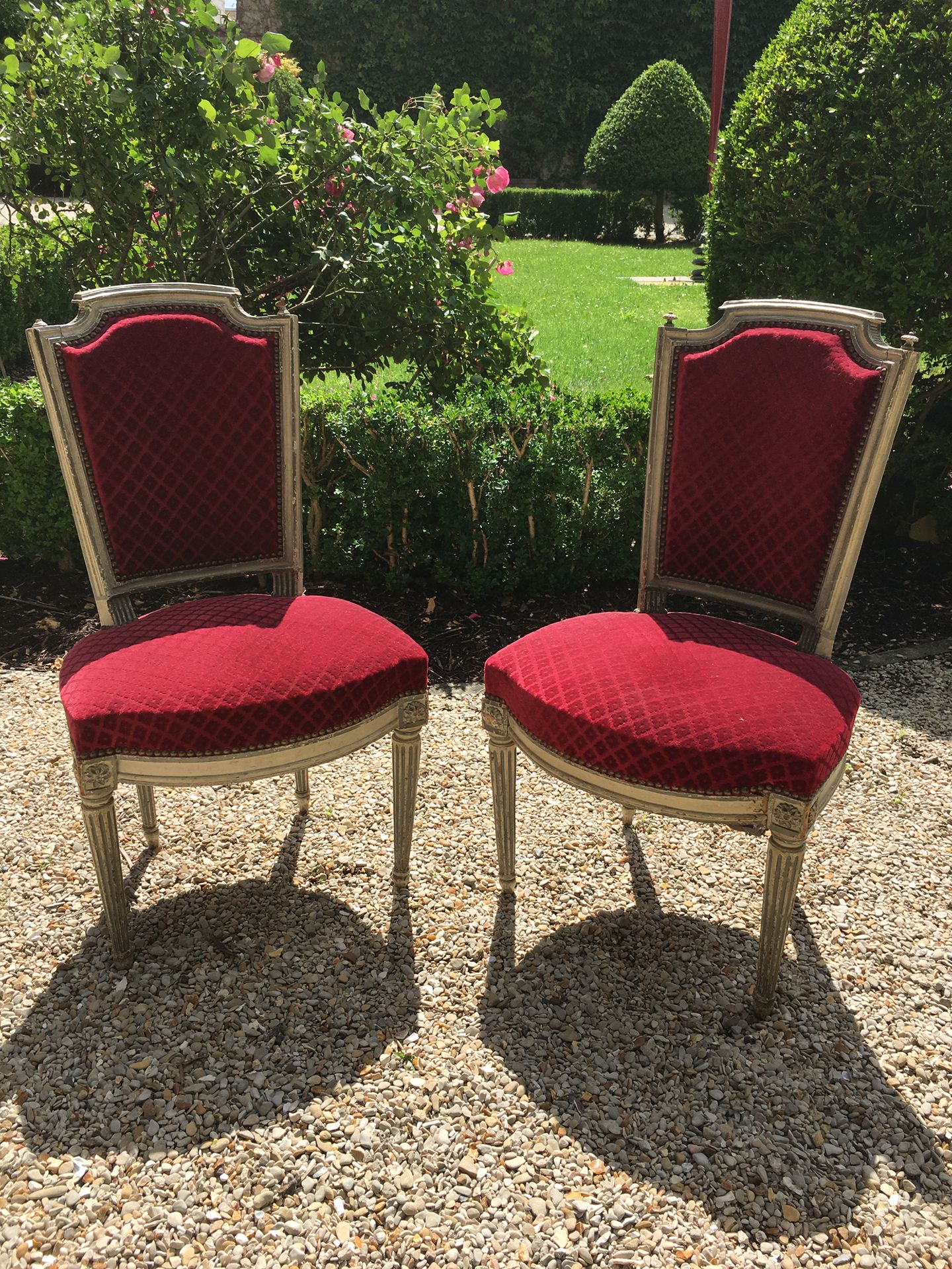 Null Zwei Stühle aus grau lackiertem Holz, profiliert und geschnitzt, mit Gendar&hellip;