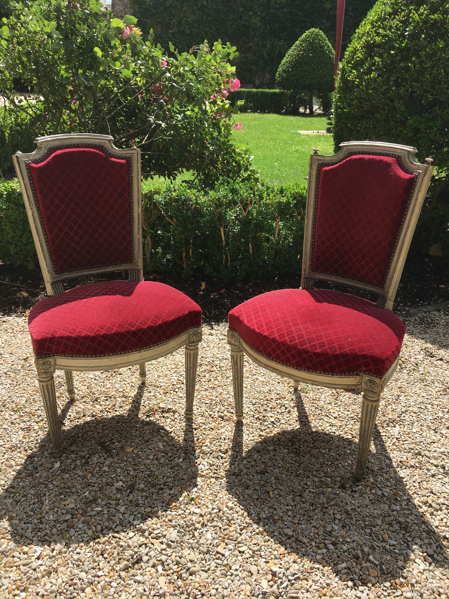 Null PAIRE DE CHAISES en bois relaqué gris, mouluré et sculpté à dossier chapeau&hellip;