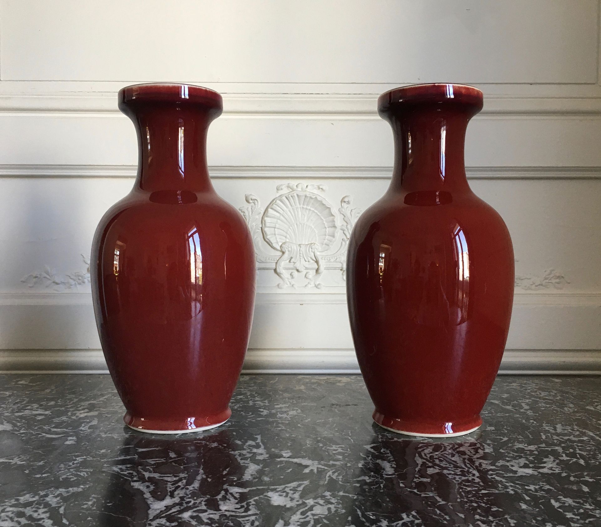 Null CHINE Paire de vases de forme balustre rouge sang de boeuf. Période Wang Bu&hellip;