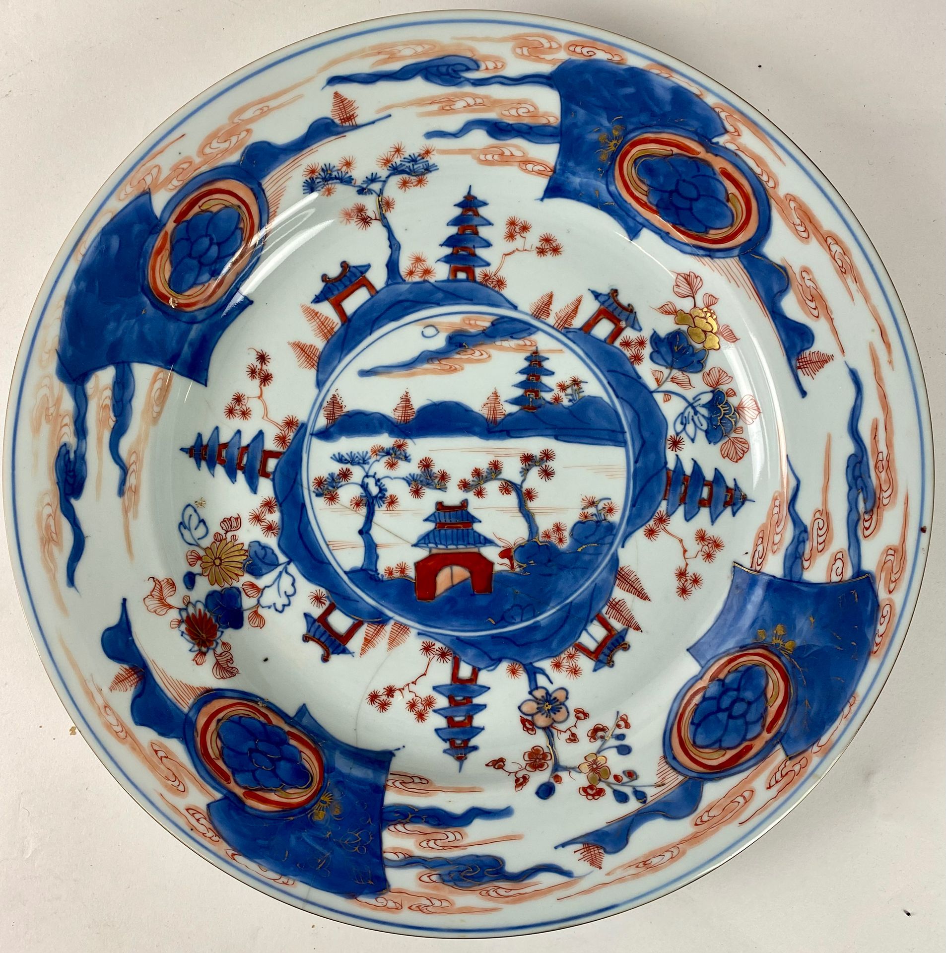 Null JAPÓN Gran plato de porcelana con decoración Imari de un paisaje lacustre. &hellip;