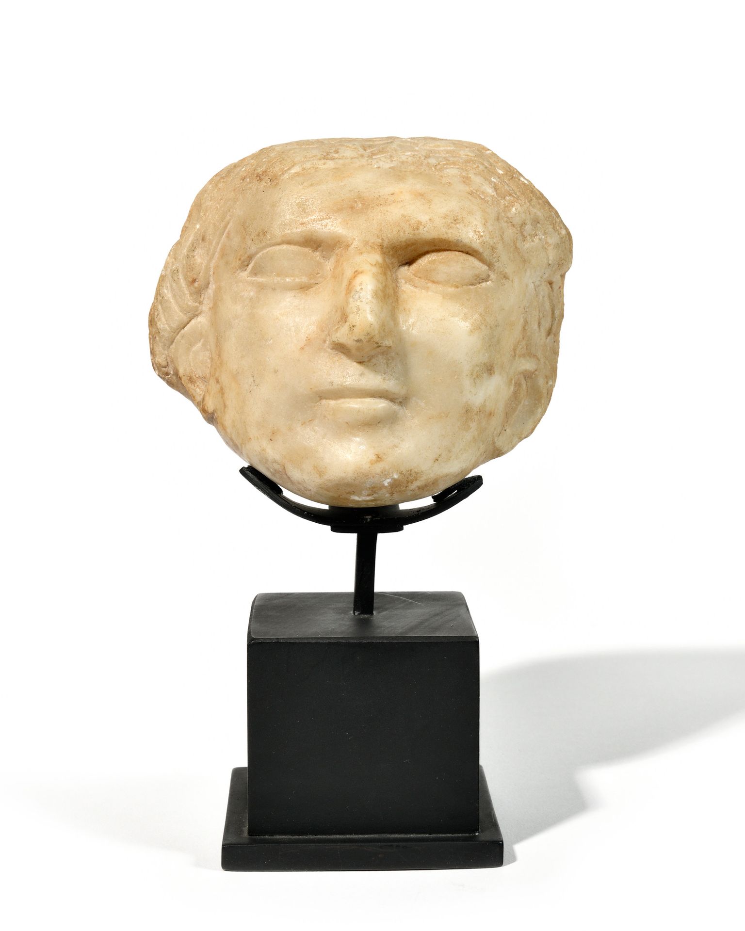 Null 白色大理石面具，来自奴隶的雕像或高浮雕。 罗马时期1-3世纪。 可能是埃及。 13 x 10 cm 注：巴萨里画廊的鉴定书副本将交给买方。