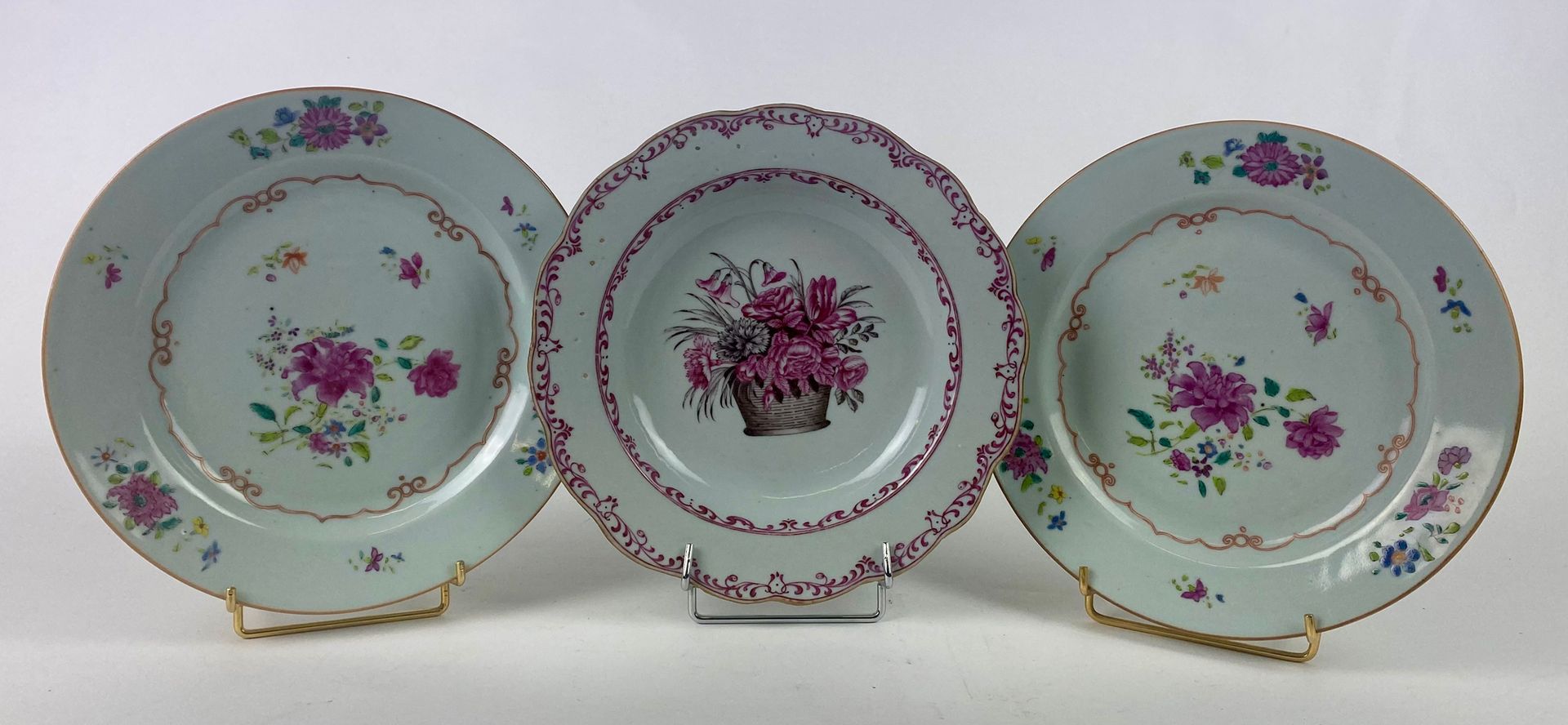 Null COMPAGNIE DES INDES 一对盘子和一个有扇形边缘的中国瓷器汤盘，上面有多色珐琅花的装饰。 18世纪。 D : 23厘米（头发和小碎片）