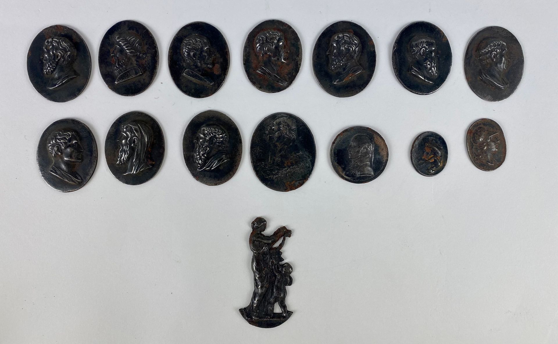 Null 14 MEDAILLONS in patinated metal, decorated with portraits of Greeks or Rom&hellip;