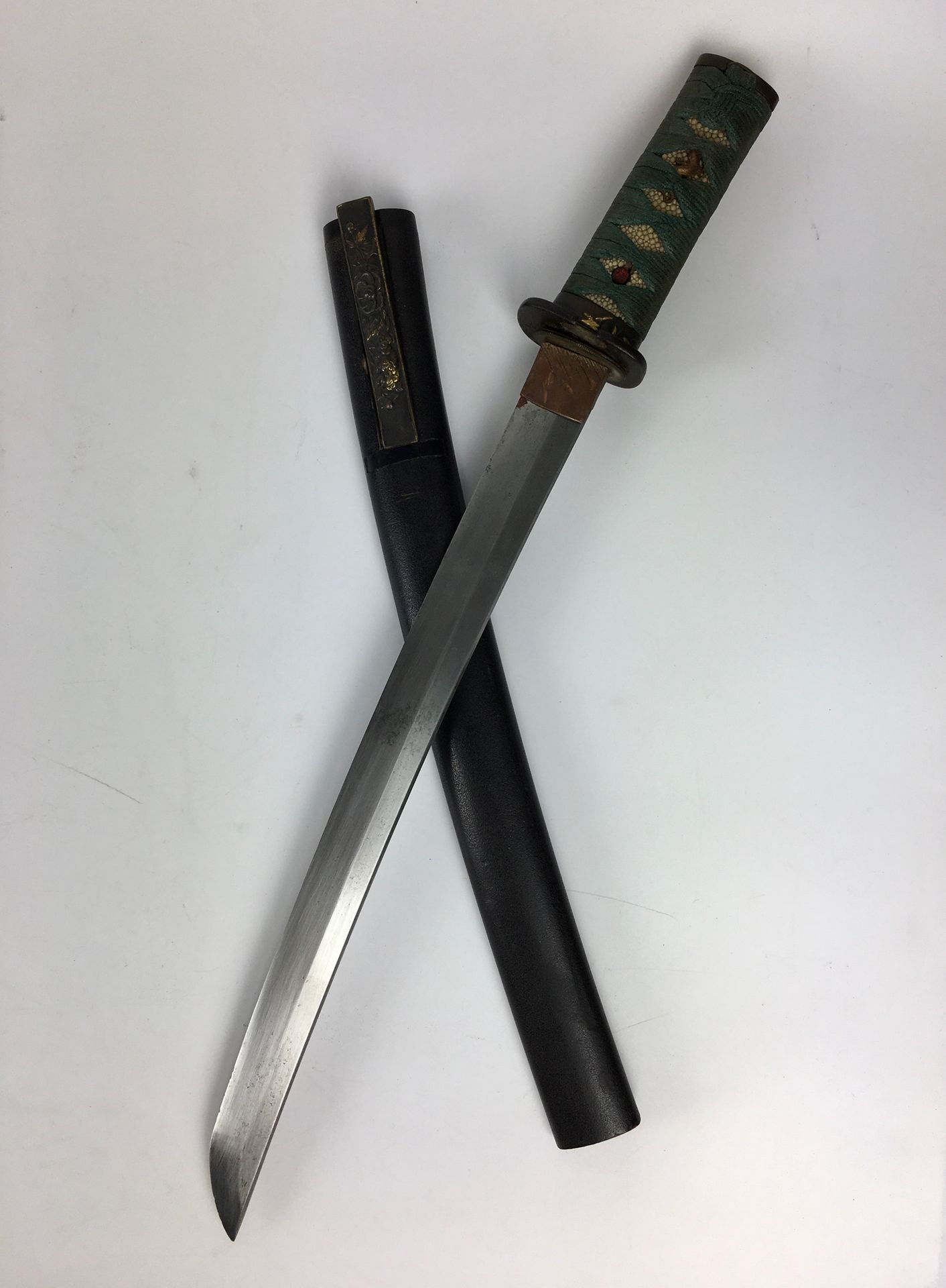 Null 日本匕首或Tanto和其漆器刀鞘，黄貂鱼手柄。 明治时期 长：48厘米（有小部分缺失）
