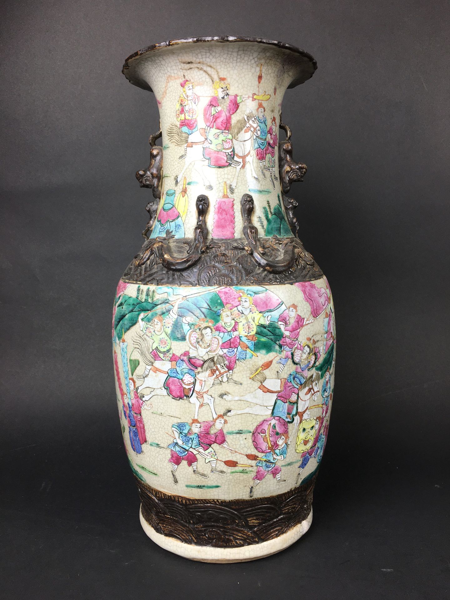 Null 中国 南京瓷器柱形花瓶，多色的战士装饰。 19世纪晚期。 高：44.5厘米（恢复至颈部）。