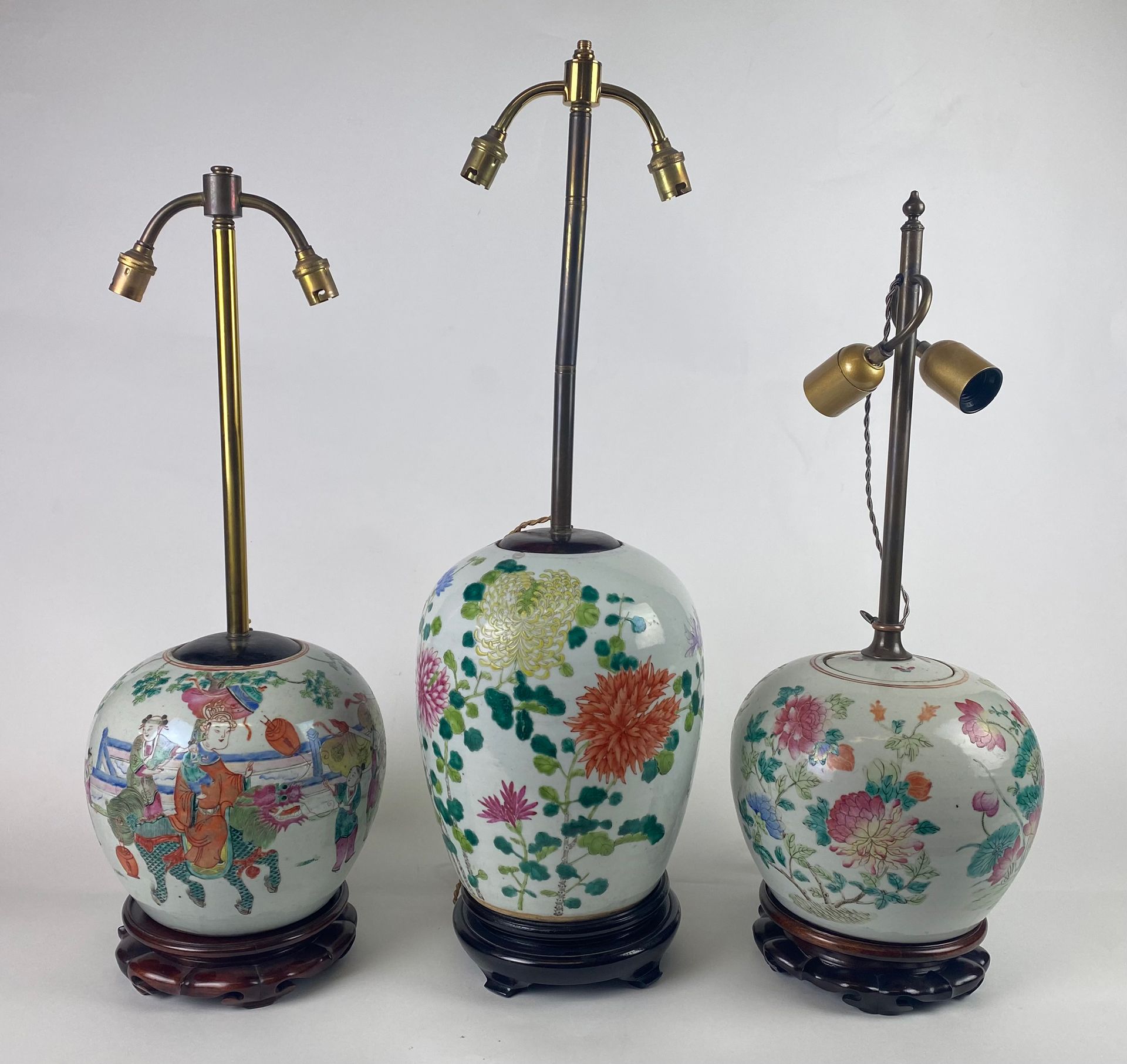 Null 中国 两个姜壶和一个花瓶被安装成灯，上面有珐琅彩的牡丹和人物装饰。 19世纪。 高：18和27厘米（花瓶上有小缺口）