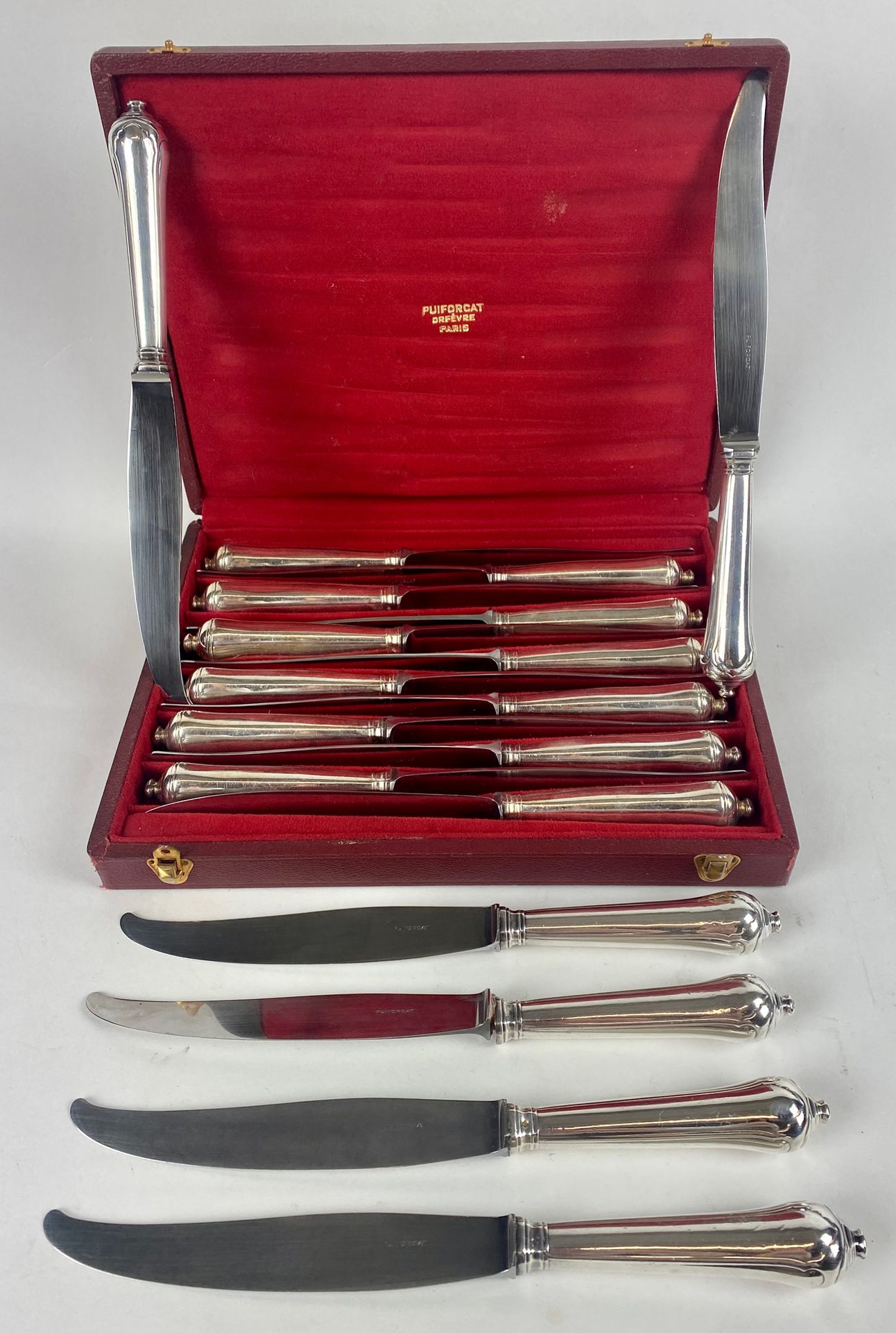 Null PUIFORCAT 一套18把银质锻造手柄的餐刀（其中6把的型号略有不同，一把刀被粘在后面）。