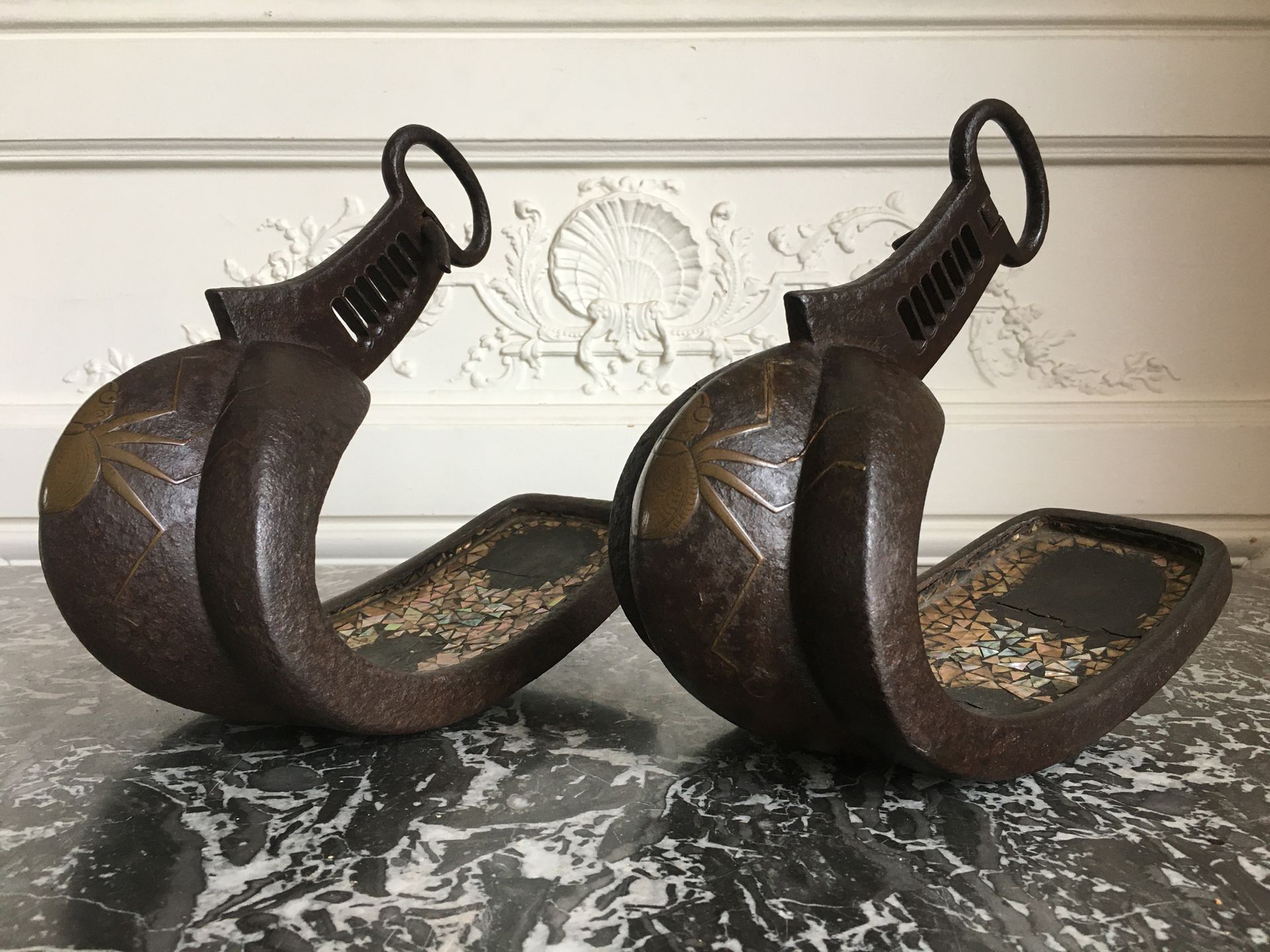 Null JAPAN Ein Paar Eisenbügel (Abumi) mit geometrischem Eisendekor (Fehlstellen&hellip;