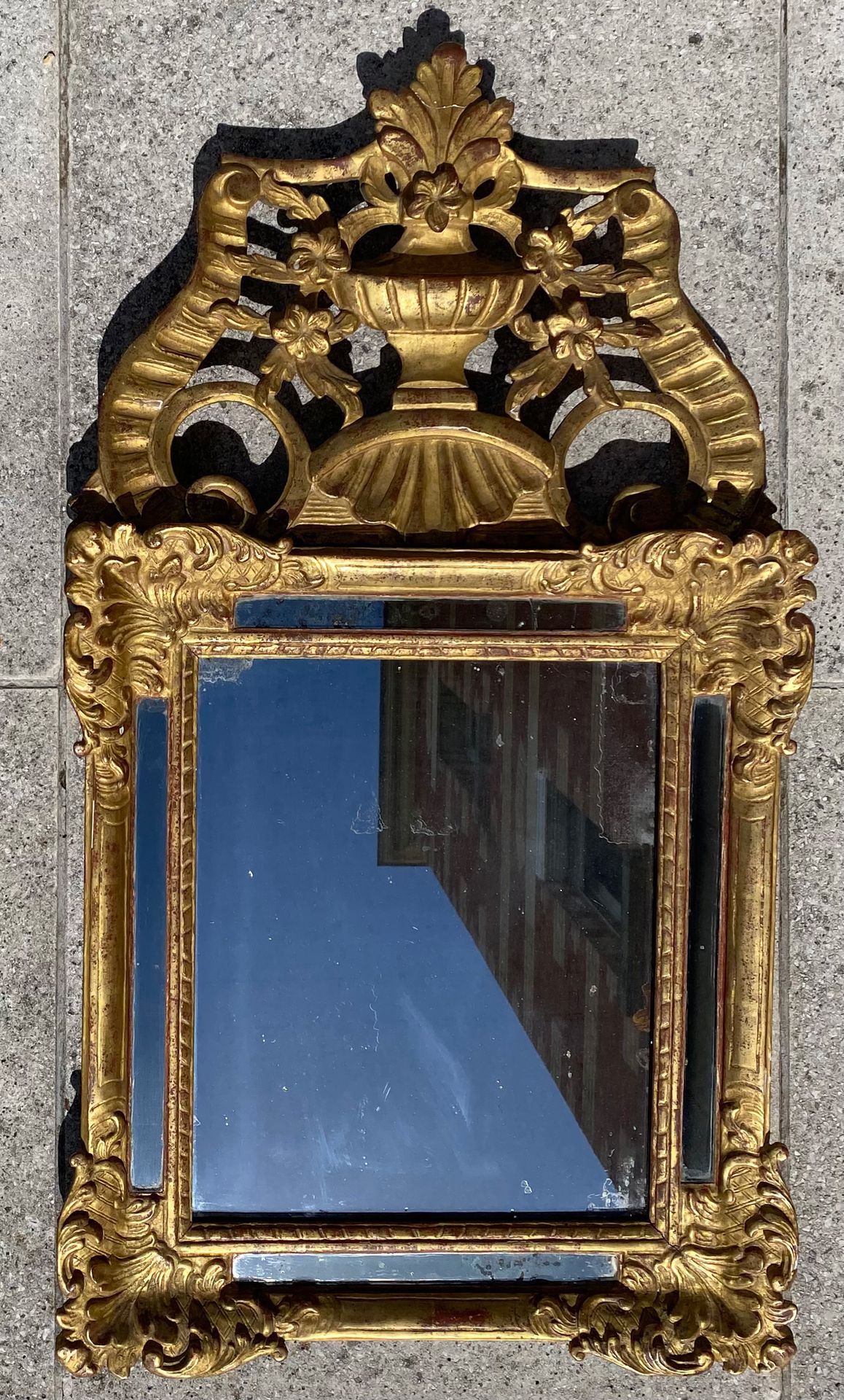 Null 一个雕刻和镀金的木质FRONTIER镜子，上面有叶子的图案，踏板上装饰着一个火盆（据说）18世纪86 x 49厘米（意外）。