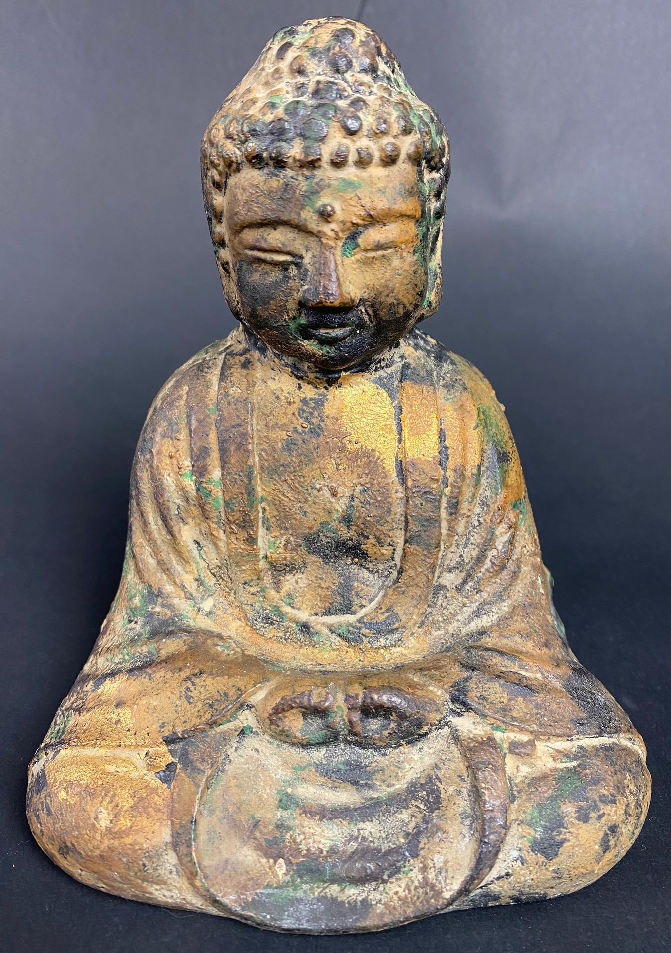 Null CHINA Buddha aus Eisenguss mit Spuren von Vergoldungen. H: 15 cm (Abnutzung&hellip;