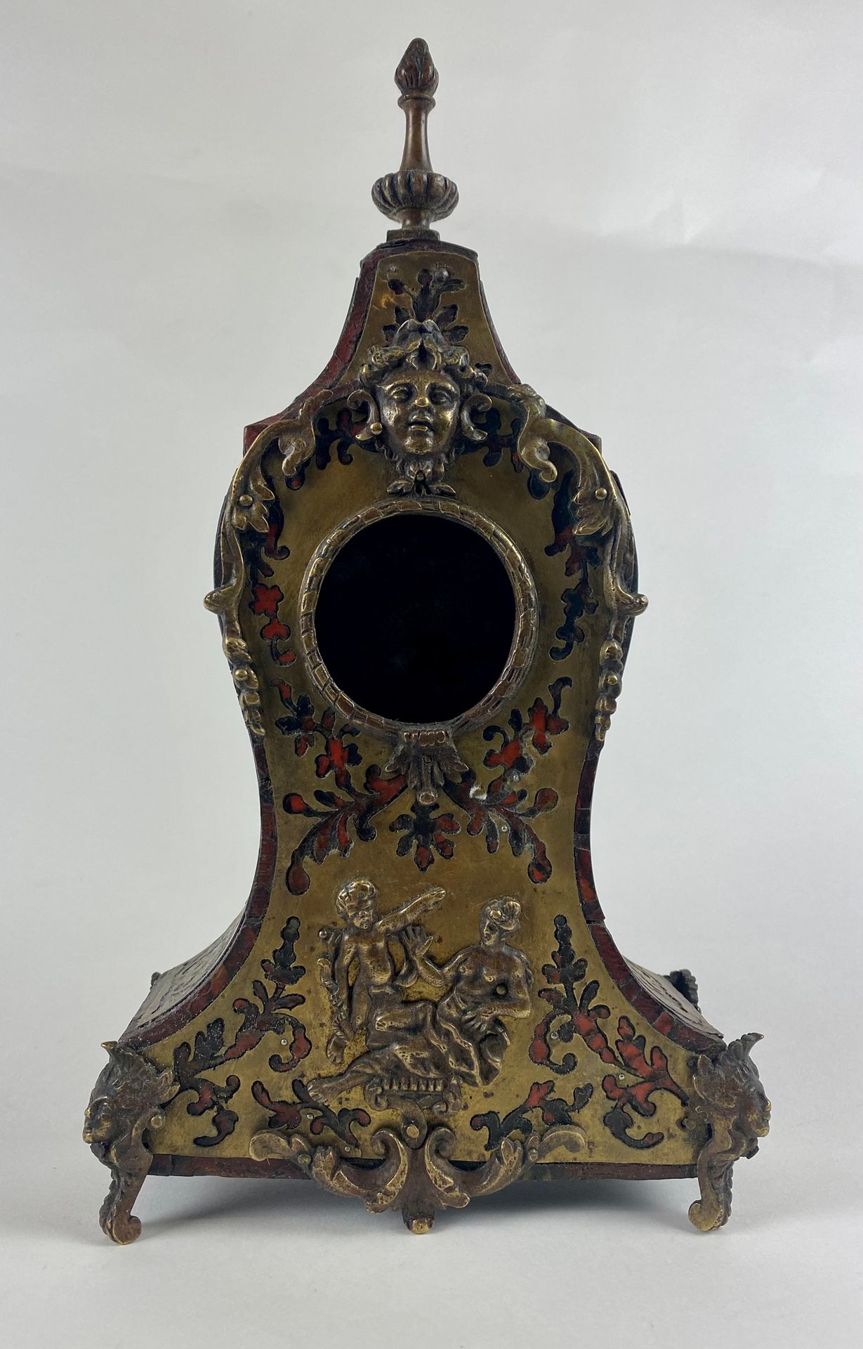 Null 玳瑁和黄铜的Boulle镶嵌工艺的卡特尔形状的钟座。拿破仑三世时期。 高33厘米（磨损）。