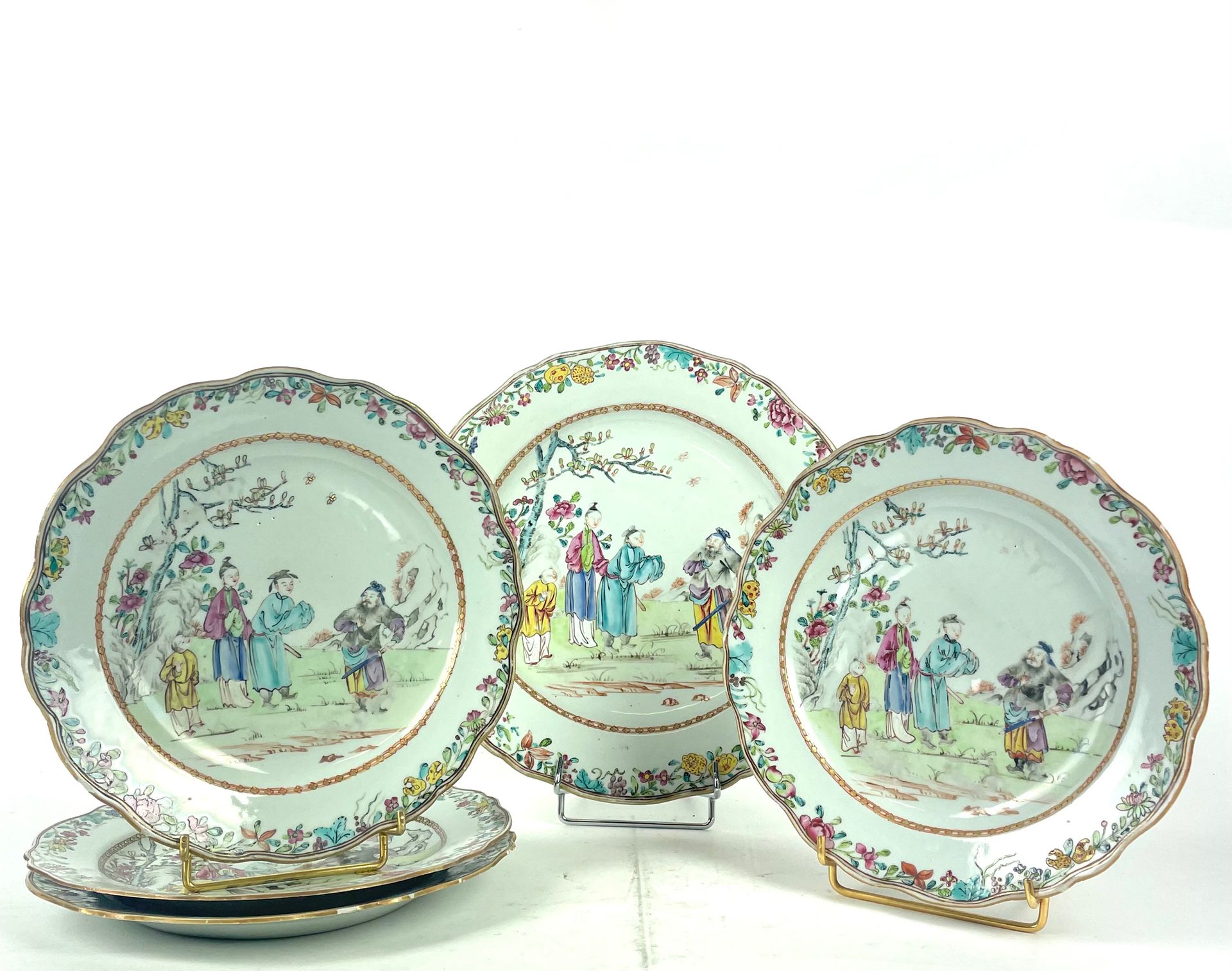 Null COMPAGNIE DES INDES 四个中国瓷盘和一个有缝边的圆盘，上面有人物和风景的多色珐琅装饰，18世纪。 D : 22和28.5厘米（小碎片&hellip;