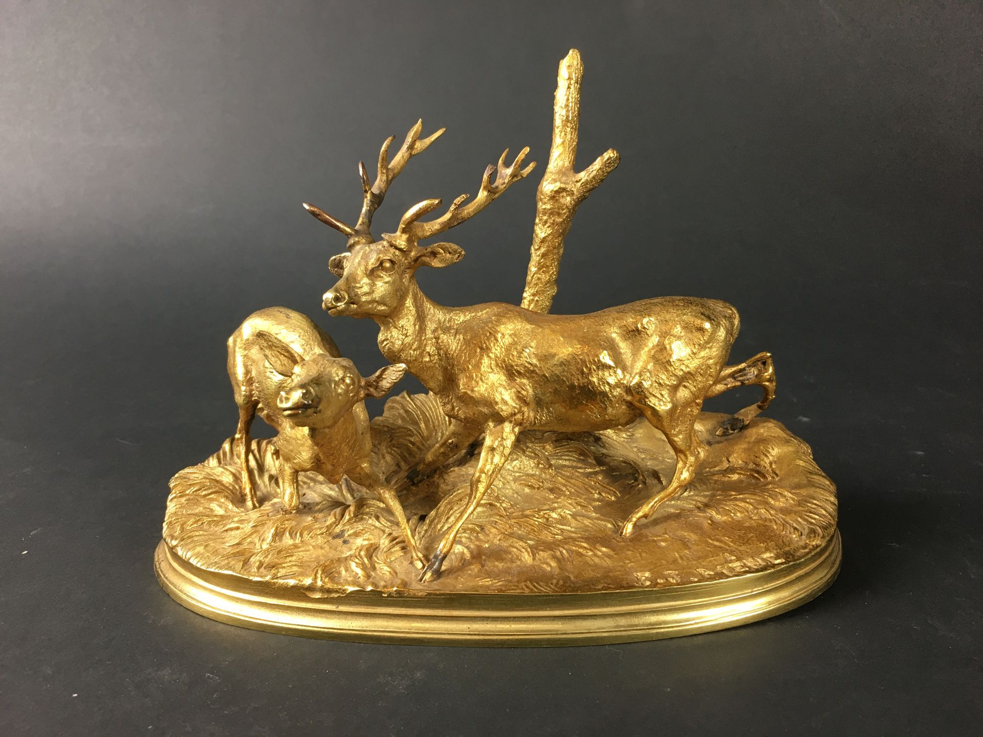 Null 皮埃尔-儒勒-梅内(1810-1879) 雄鹿和母鹿 鎏金青铜 阳台上有签名 13 x 18 x 9.5 cm