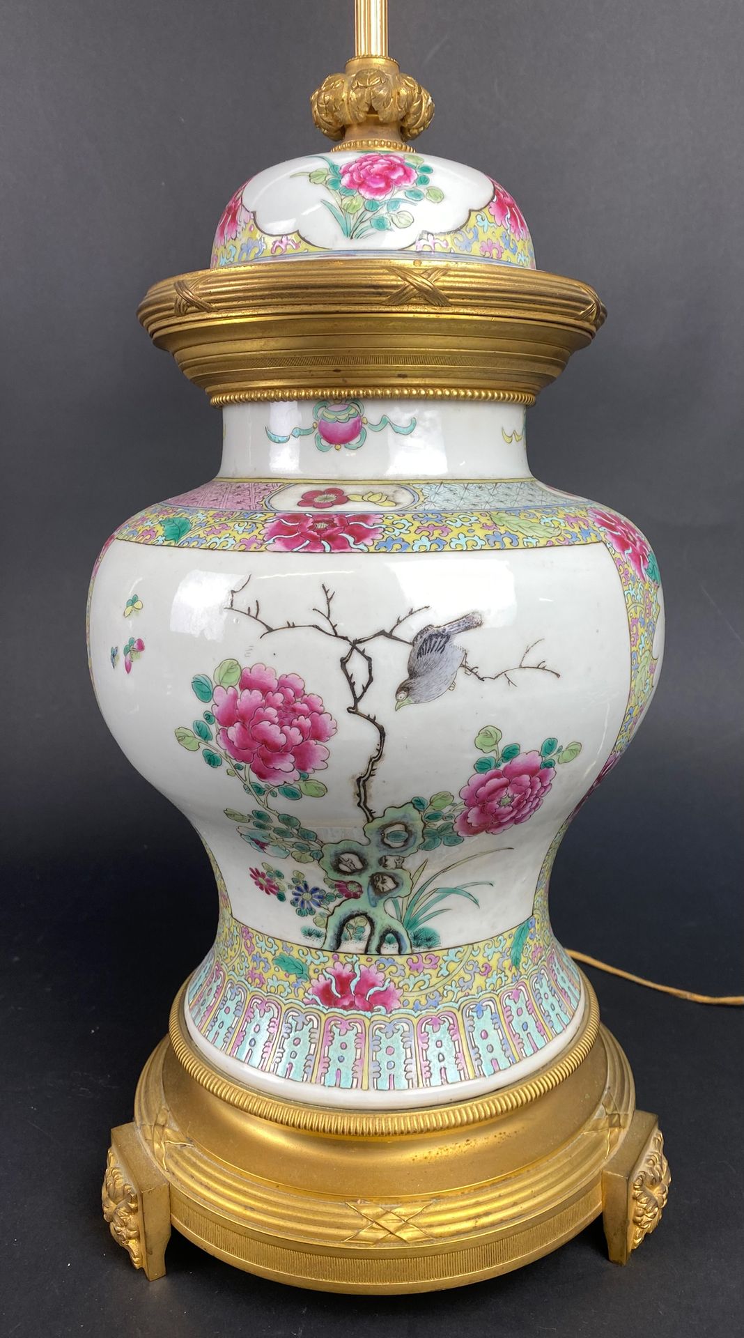 Null 中国（品味）有盖瓷瓶，上面有珐琅彩装饰的玫瑰家族的花纹徽章。鎏金青铜支架。安装为灯（穿孔）总高度：42厘米
