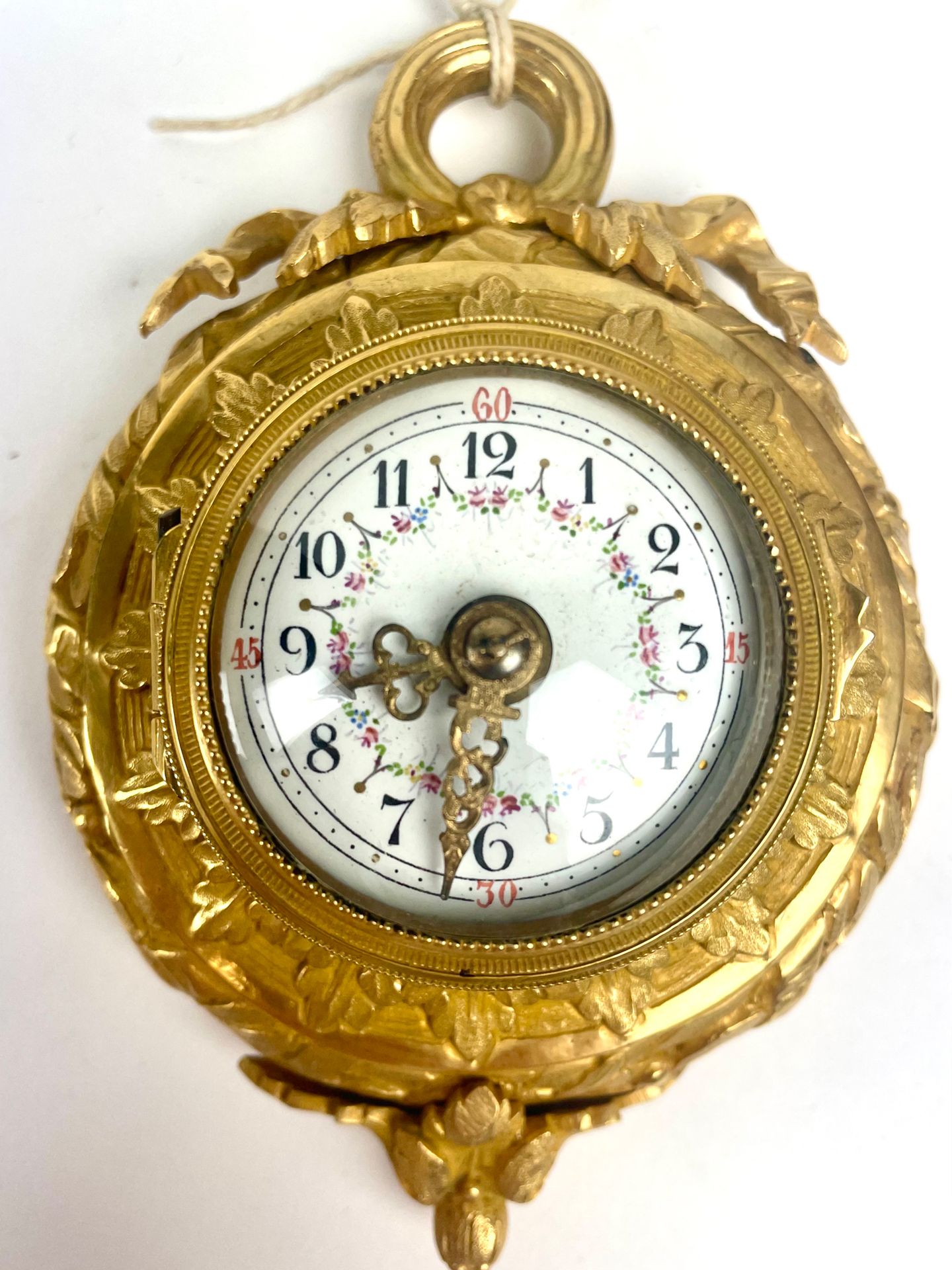 Null 鎏金铜制小圆盒，上面刻有树叶。钥匙。路易十六风格，拿破仑三世时期 直径：9.5厘米