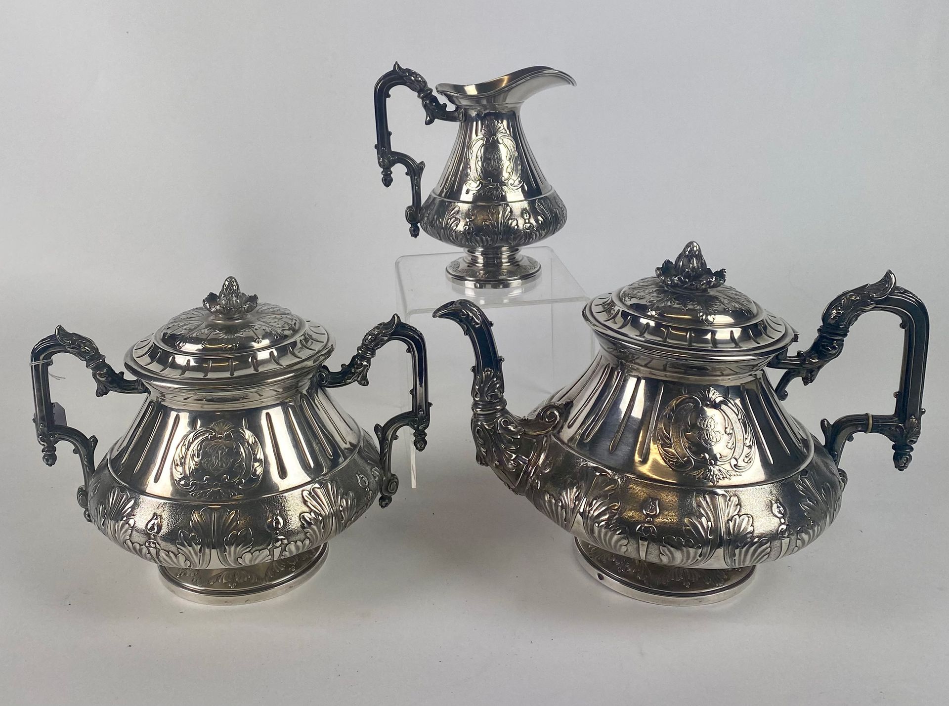 Null 一件银质凹凸不平的茶壶，糖碗和牛奶壶，上面装饰着树叶，壶身刻有首字母。标识：Minerve 总重量：1660克