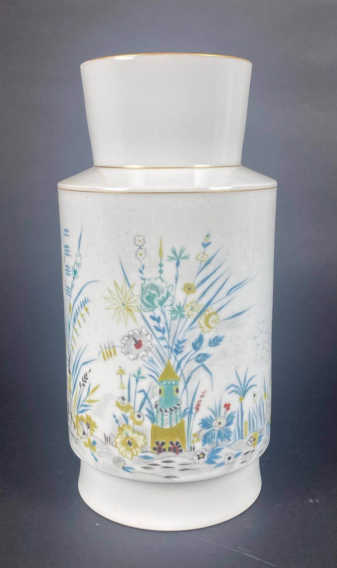 Null SEVRES 一个白瓷圆顶花瓶，缩颈，金色锉刀上有珐琅山水装饰。高：27厘米（底座下有芯片）