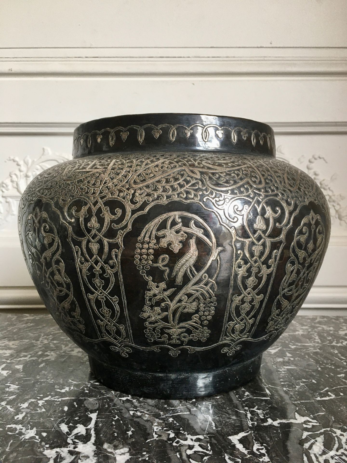 Null 银质书法装饰的青铜花瓶。19世纪的东方作品 高：25厘米 直径：30厘米（小震）。