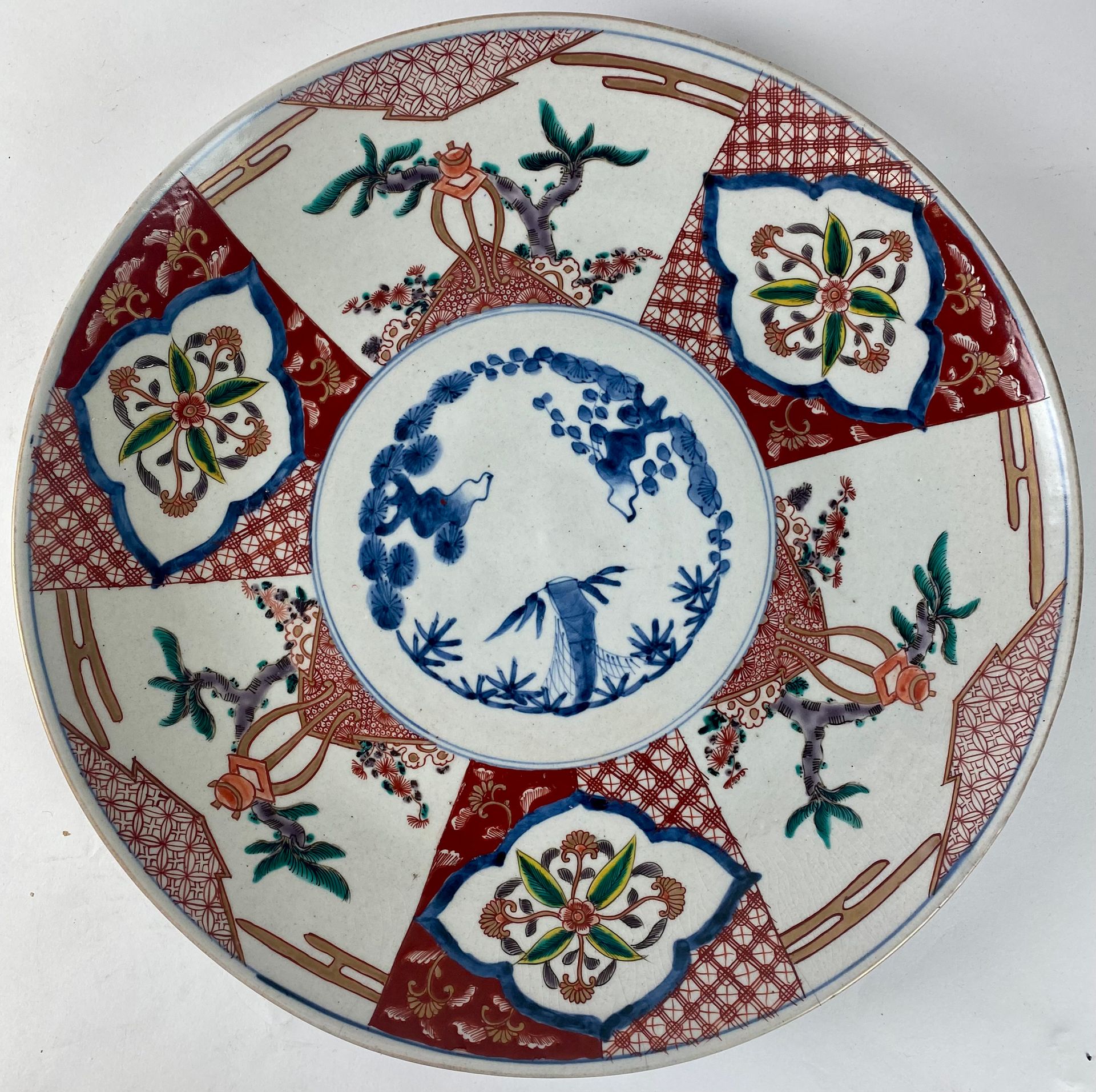 Null 日本伊万里瓷器大盘子，上面有珐琅彩装饰的花朵和风景的奖章。19世纪。 直径：41厘米