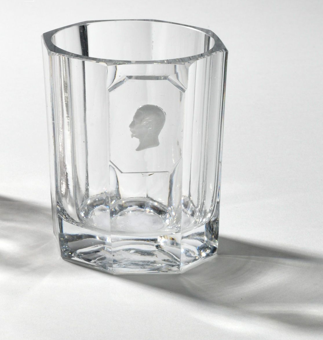 Null 路易斯-拿破仑-波拿巴。陶瓷水晶杯，装饰有路易-拿破仑-波拿巴的轮廓，有侧面。直径：7厘米。高度：9厘米。A.B.E. 大约1850年。