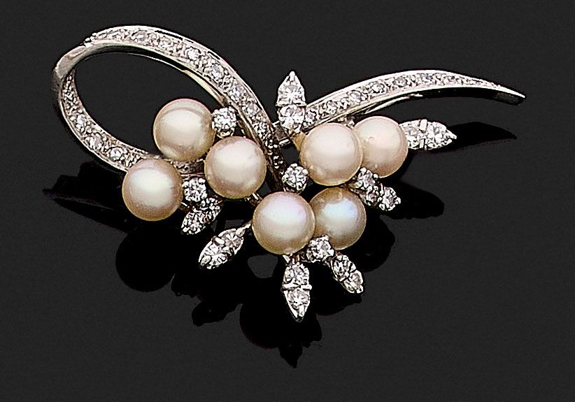 Null BROCHE composée d'un dessin végétal retenant des perles blanches (non testé&hellip;