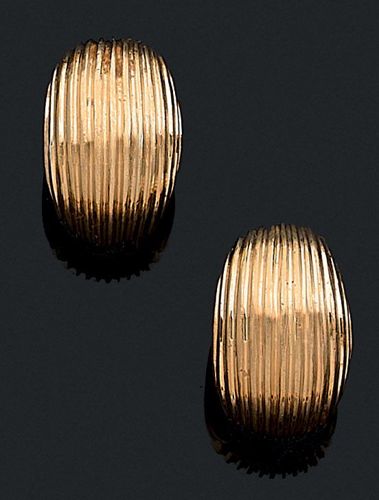 Null 一对镶有宝石图案的耳环。镶嵌在18K黄金中。不受限制的耳朵系统。 尺寸：2.00 x 1.00厘米。 毛重：10.74克。 一对黄金耳环。