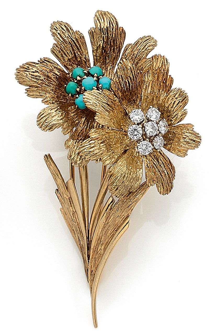 Null MAUBOUSSIN 1968年宣传册，由两朵带凹槽装饰的花组成。一个拿着绿松石的花蕊，第二个拿着明亮切割的钻石花蕊。镶嵌在18K黄金中。有签名和编号&hellip;