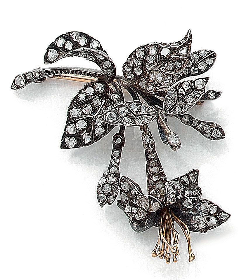 Null 一枚胸针托着一朵铺有玫瑰式切割钻石的叶子设计的花（缺少一颗钻石）。18K黄金和银色镶嵌。法国的工作。 尺寸：5.00 x 5.00厘米。 毛重：14.&hellip;
