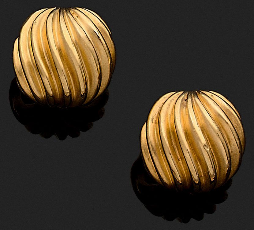 Null PAIR OF EARRINGS round with decoration of lines godronnées. Mounted in 18K &hellip;