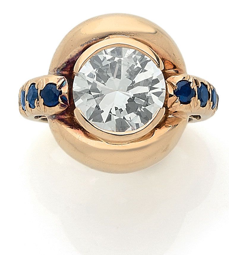 Null RENÉ BOIVIN 1980年代的重要戒指，持有一颗3.19克拉的半切割钻石，镶有8颗蓝宝石。镶嵌在18K黄金中。签名：R. Boivin。LFG&hellip;