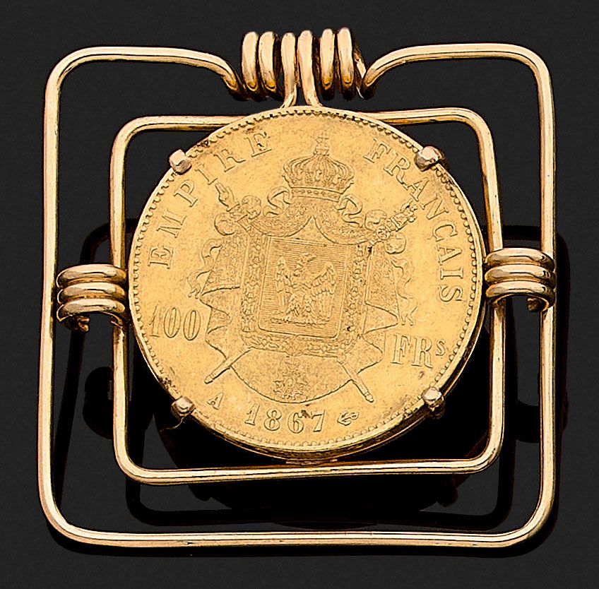 Null 方形吊坠，绕线设计，手持1867年法兰西帝国的100法郎硬币。正面描绘的是拿破仑三世。镶嵌在18K黄金中。法国的工作。尺寸：5.00 x 5.20厘米&hellip;