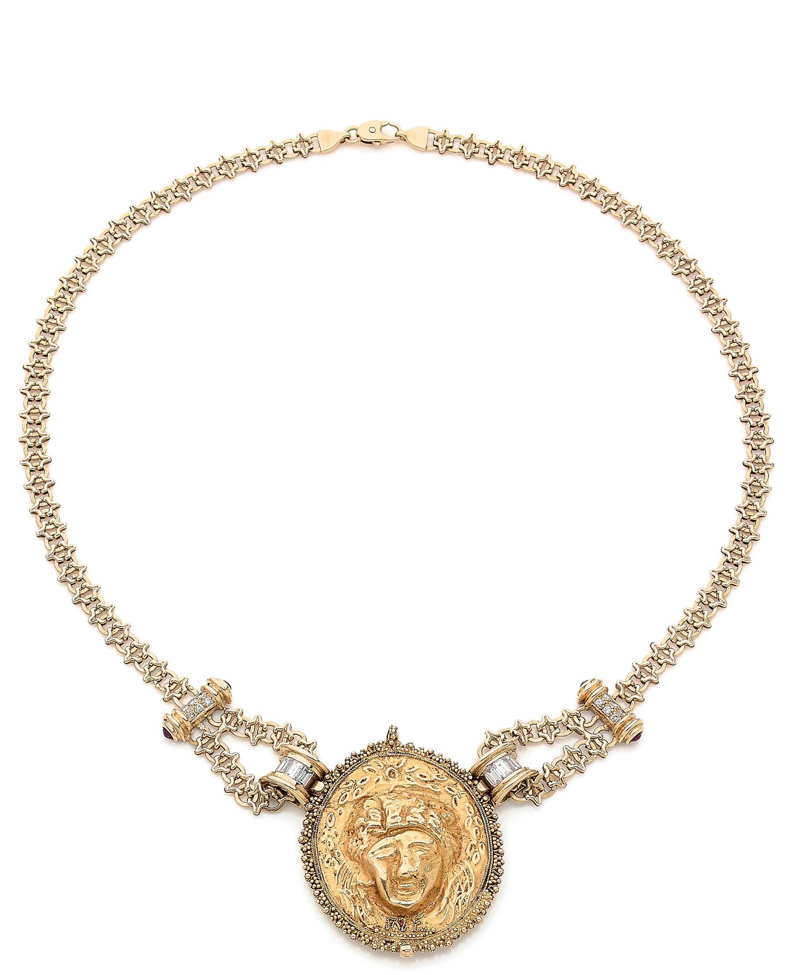 Null 罗马时期的黄金项链，包括一个精致的黄金椭圆徽章（44.94 x 36.60毫米），代表一个植物装饰的拟人化面具。边界是由丝状和颗粒状的装饰形成的。在下&hellip;