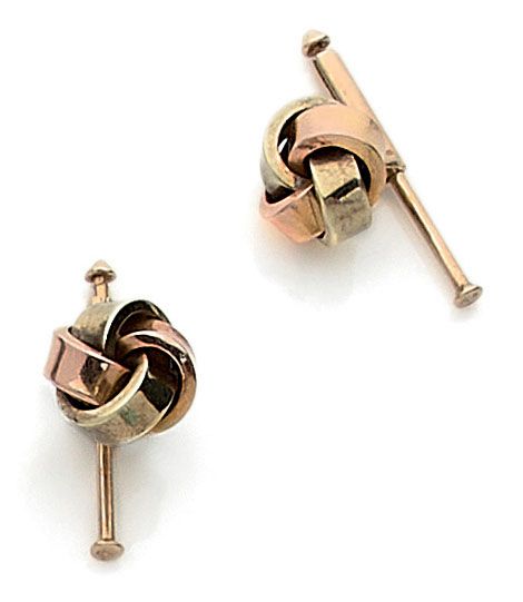 Null Pair of knobs composed of a knot in three shades of gold. Mounted in 14K go&hellip;