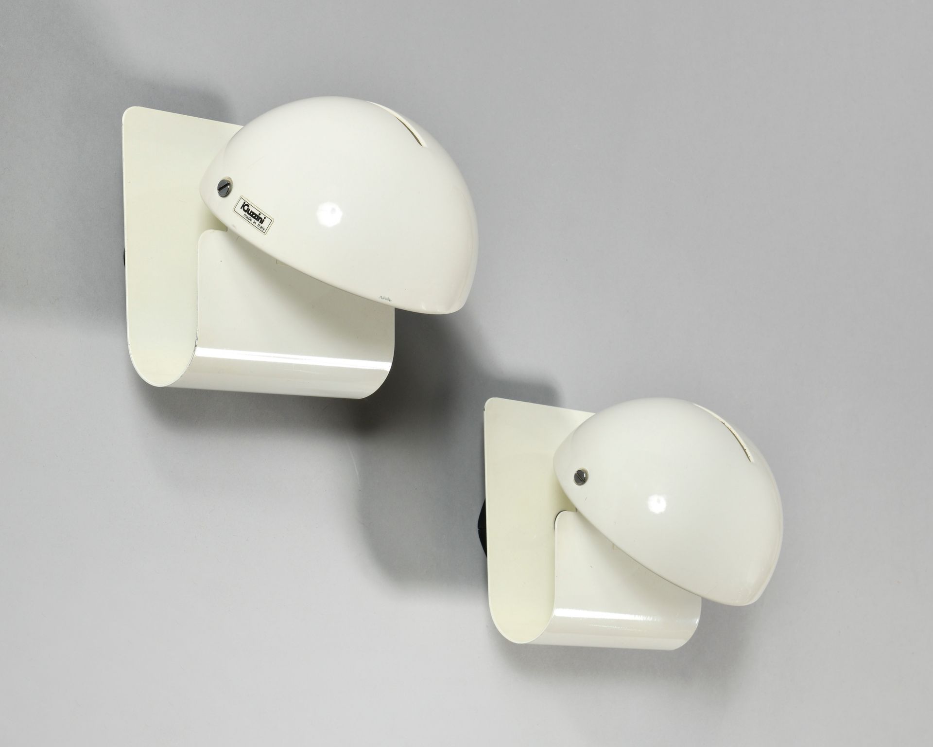 Null GIUSEPPE CORMIO (XXE) GUZZINI EDITEUR 型号 " Bugia " 一对白色漆面金属板壁灯 标签 1970年代作品 &hellip;