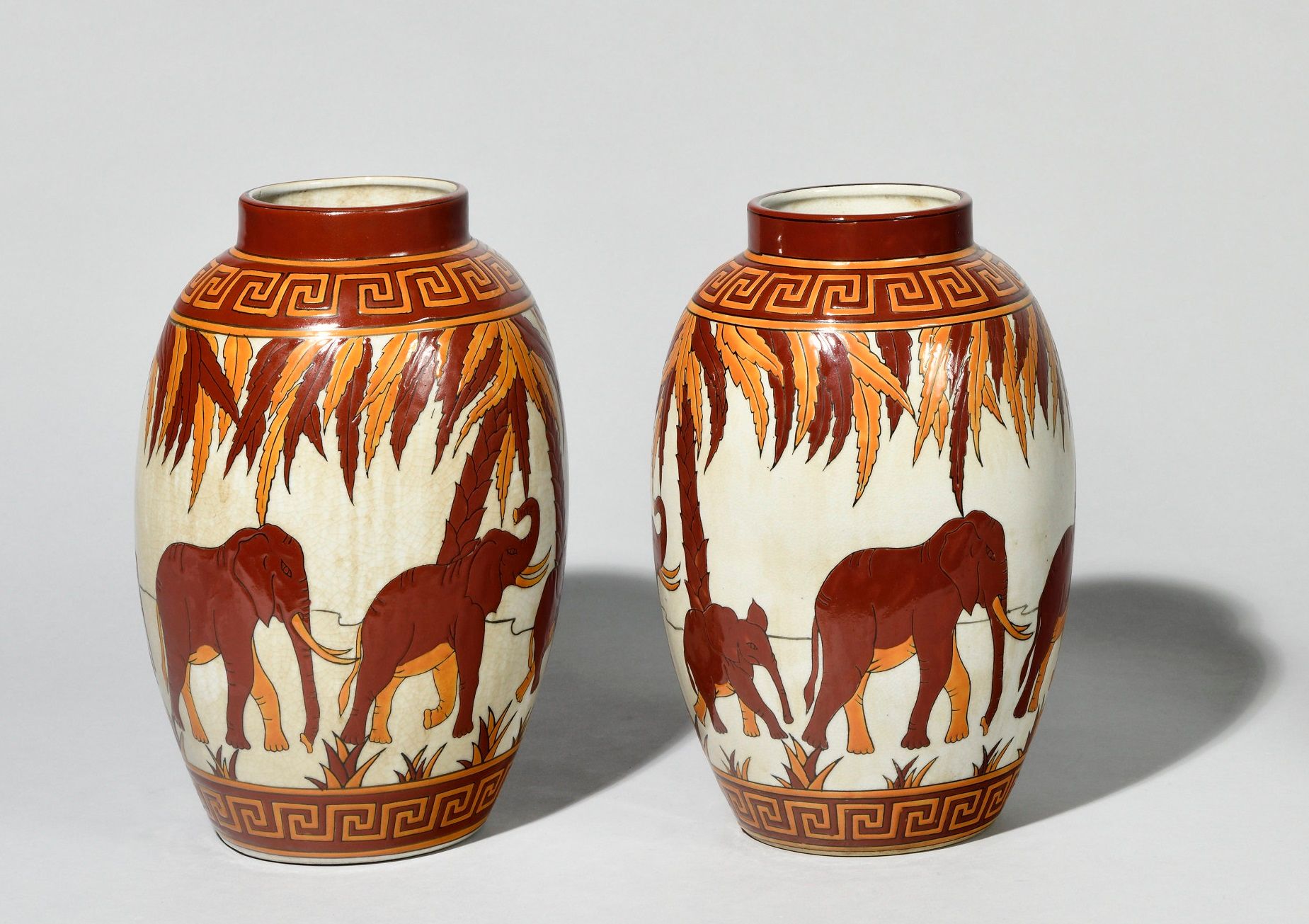 Null KERALOUVE (LA LOUVIÈRE)一对炻器卵圆形花瓶，直颈，白底红色和橙色珐琅彩希腊人的两道楣之间有大象的旋转装饰，下面有黑色的 "Ker&hellip;