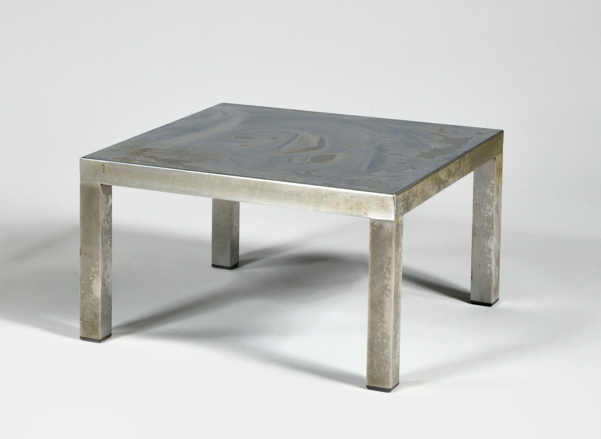 Null 玛丽亚-佩尔盖（生于1930年），归属于一个沙发端桌，方形桌面，四条带方形截面的加重腿，黑色塑料滑轨，状态良好 高度：31厘米 - 宽度：54.5厘米&hellip;