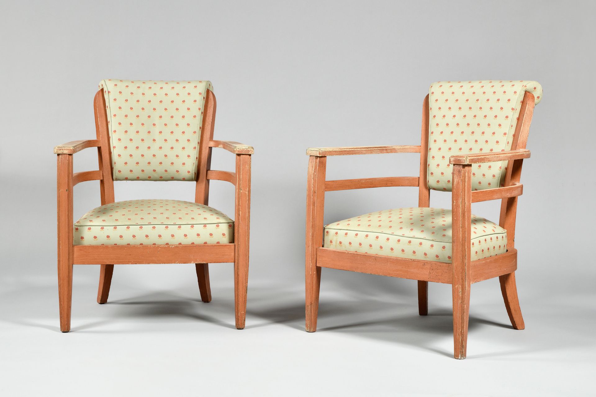 Null JULES LELEU (1883-1961), 归属于一对天然木质的衬垫扶手椅，重新涂上粉红色的仿木，座椅上有框架，用奶油色的布料装饰，上面有粉红色&hellip;