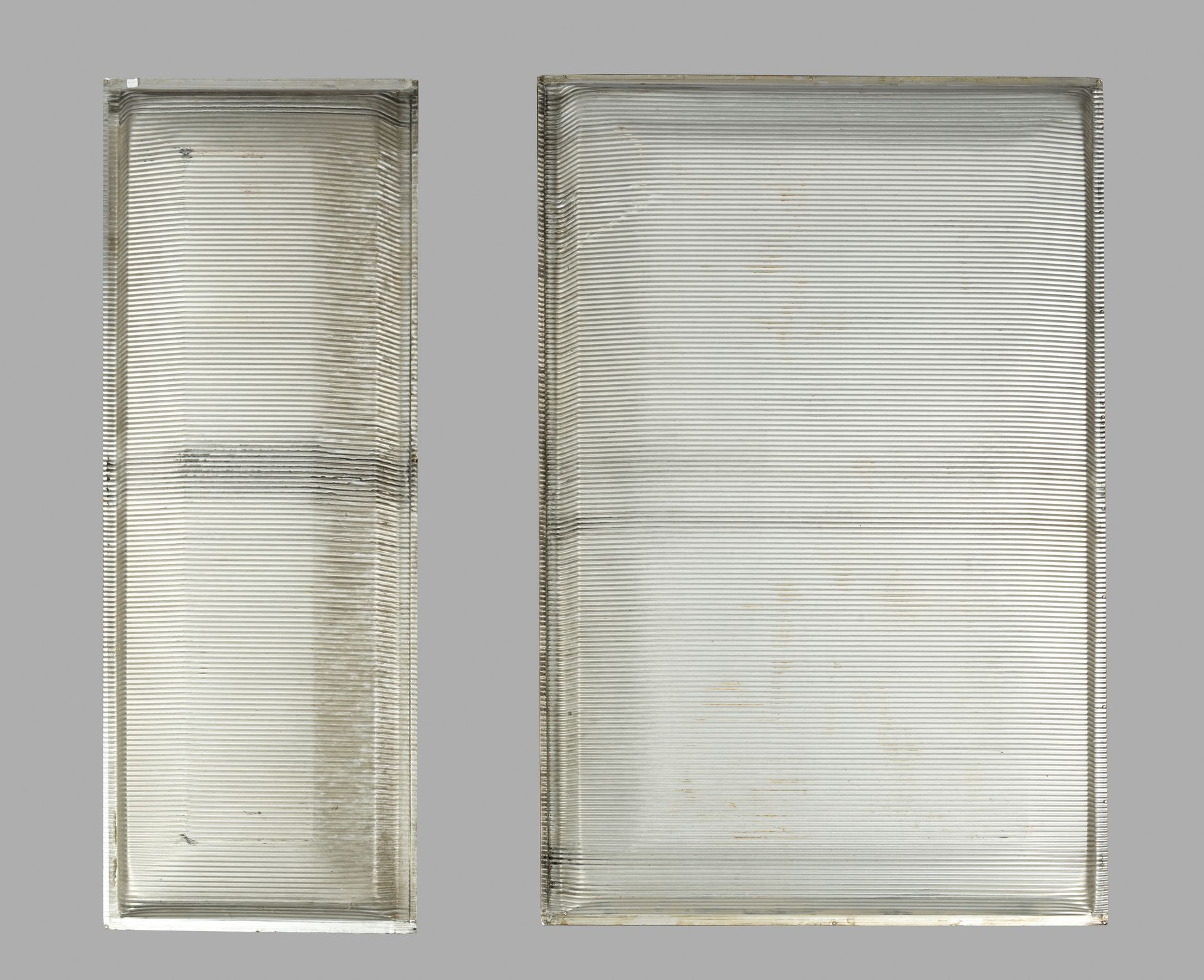 Null JEAN PROUVE (1901-1984) 两块压花铝板结构的前面板 1950年代的作品 高度：170.5厘米 - 宽度：108厘米/60厘米 -&hellip;