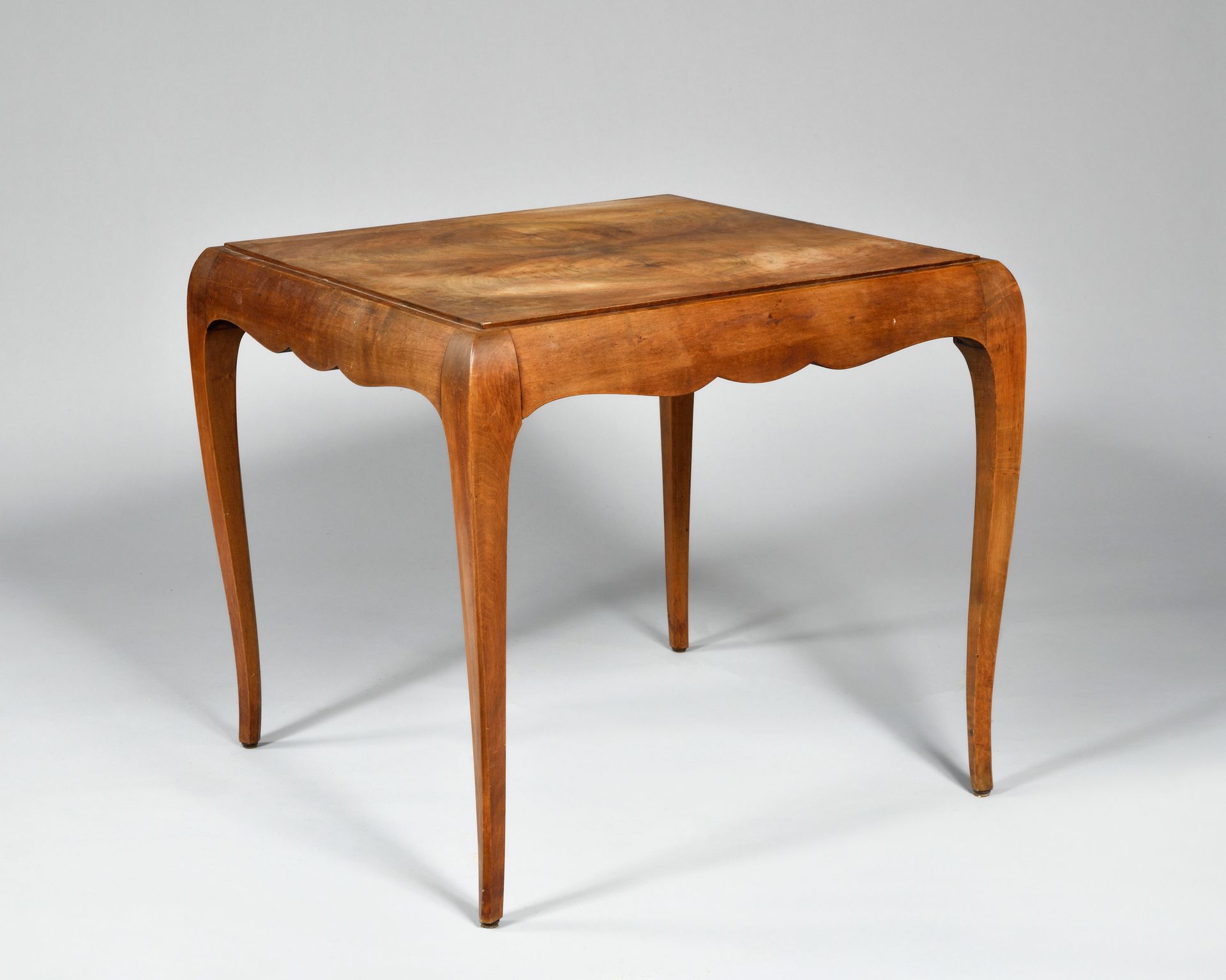 Null RENE PROU (1889-1947), DANS LE GOUT DE Table à jeu en bois naturel à platea&hellip;