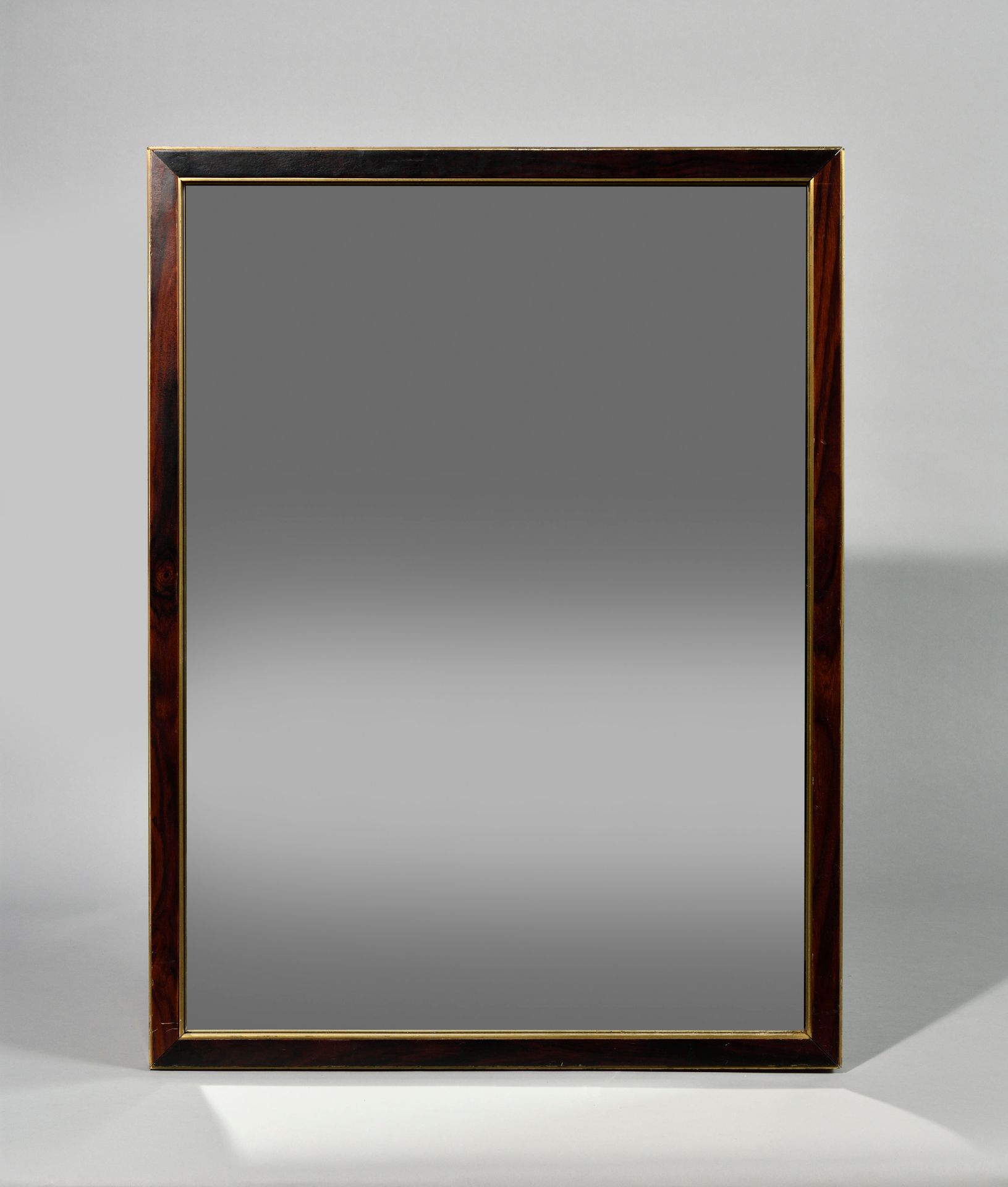 Null TRAVAIL DES ANNEES 1950 Miroir rectangulaire à encadrement de bronze et mac&hellip;