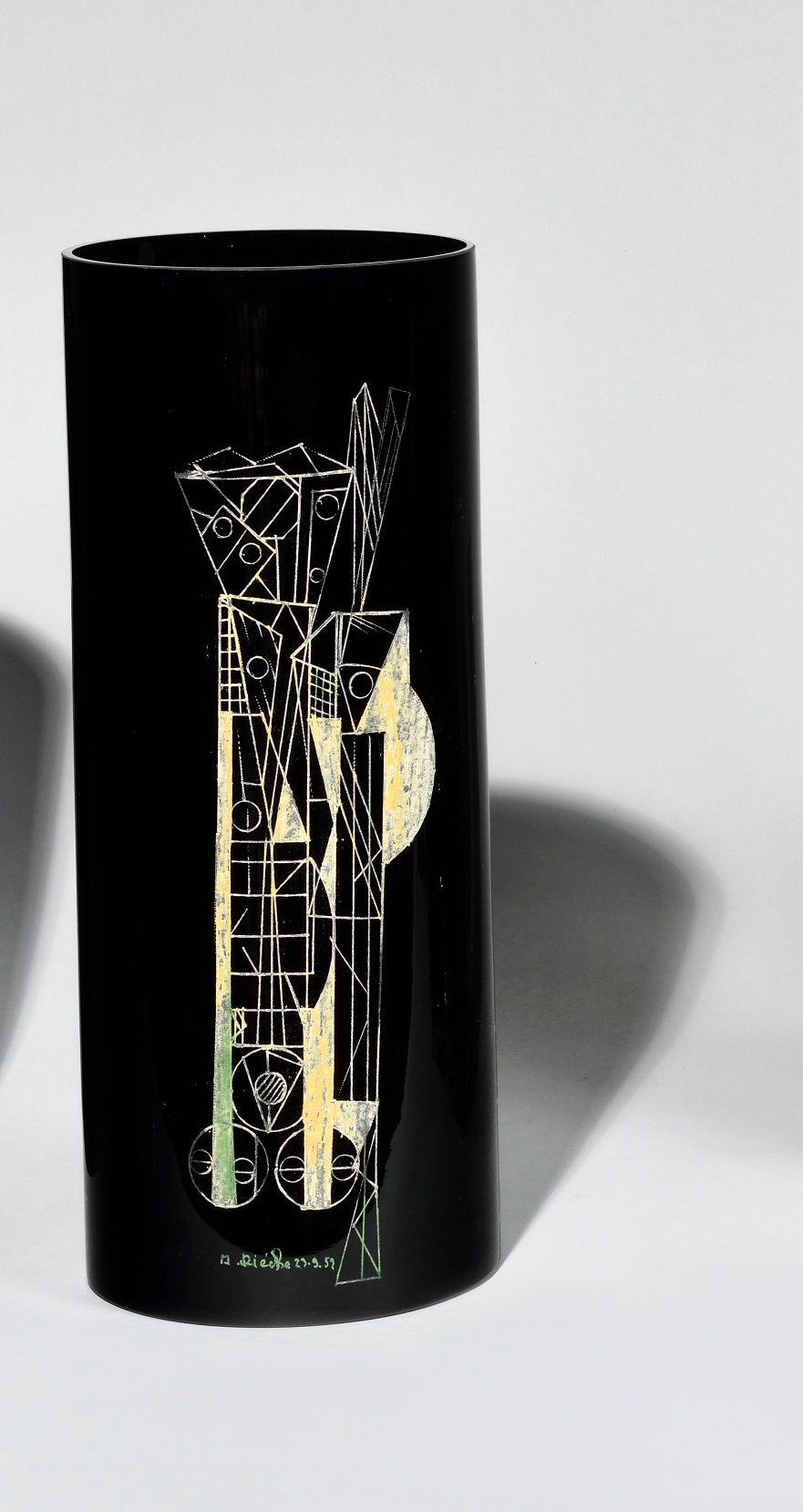 Null ANATOLE RIECKE (XXE SIECLE)大型圆柱形茄子色玻璃花瓶，有绿色和赭石色的抽象装饰，有签名和编号29.9.52 高度：50厘米 &hellip;
