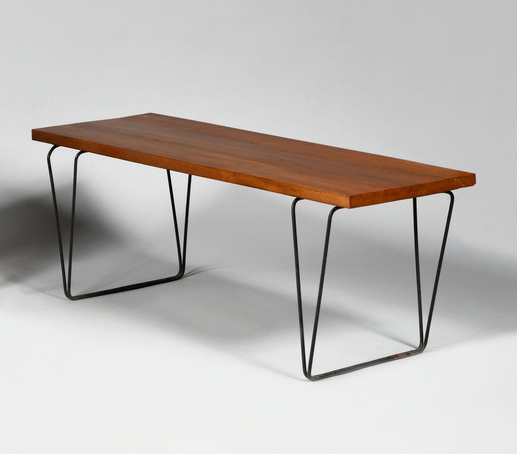 Null PIERRE PAULIN (1927-2009) THONET EDITEUR 型号 " CM191 " 桌子或长凳，黑色漆面金属丝底座，支撑着一个&hellip;