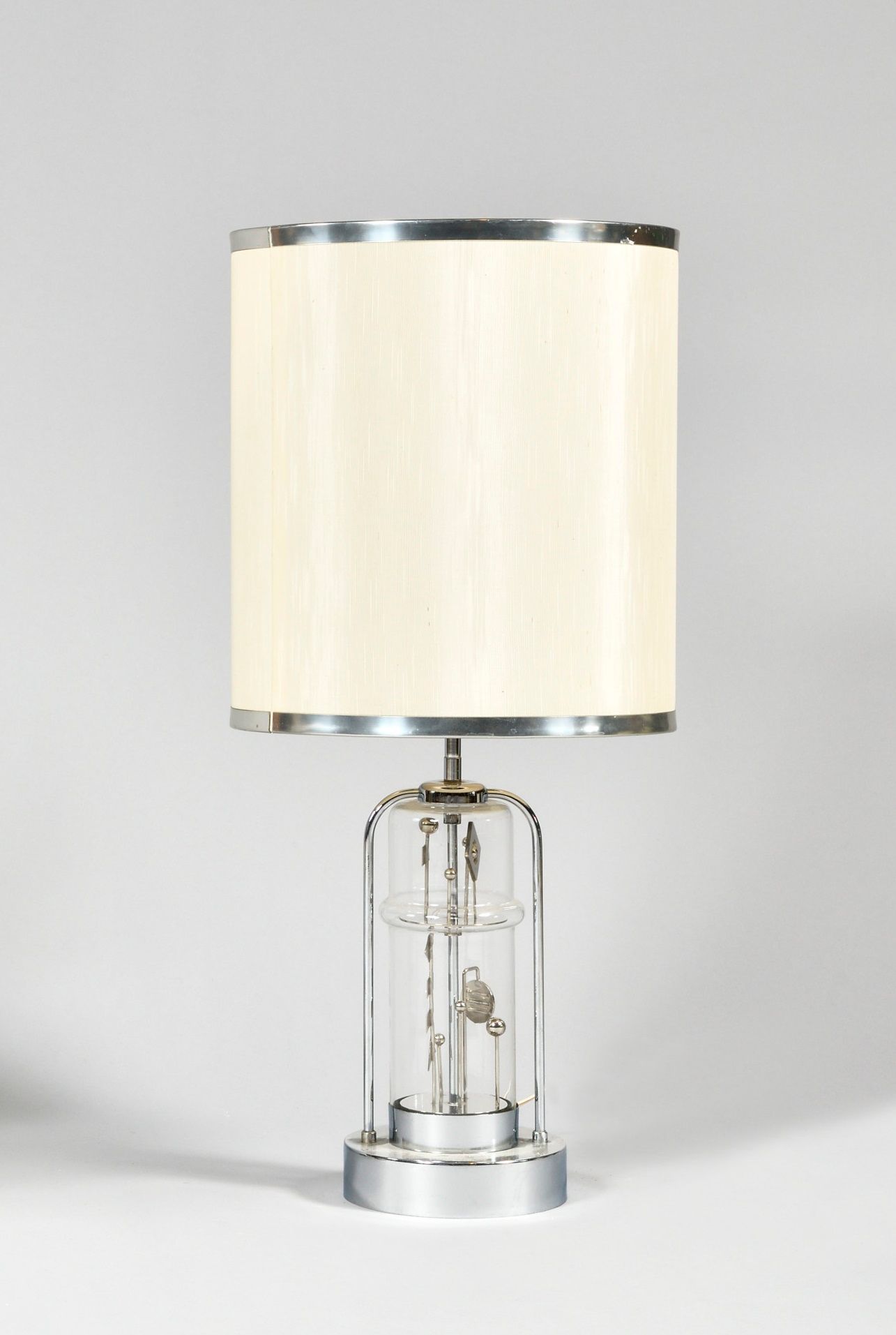 Null 20世纪70年代的作品 带铬合金底座的动感灯，中心是一个带旋转装饰的玻璃圆柱体 高度：35厘米