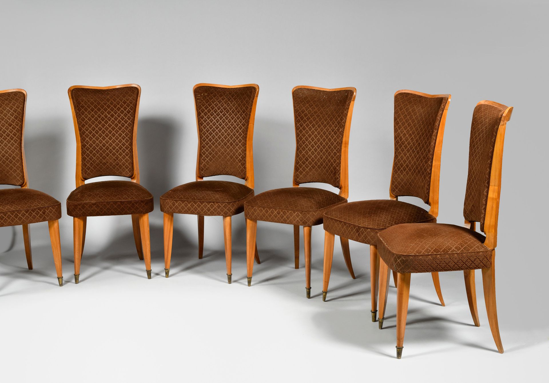 Null WORK OF THE 1950's Suite of six chairs in sycamore with violin back, tapere&hellip;