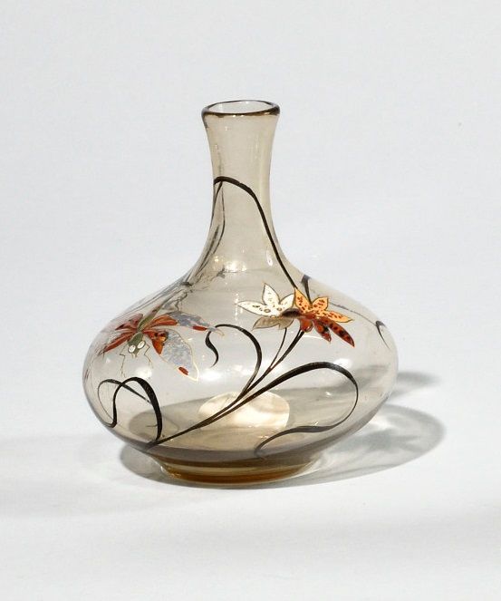 Null EMILE GALLE CRISTALLERIE 小烟熏玻璃洋葱花瓶，上面有蜻蜓和花朵的珐琅装饰，大约在1885年，背面有E. Gallé à Nan&hellip;