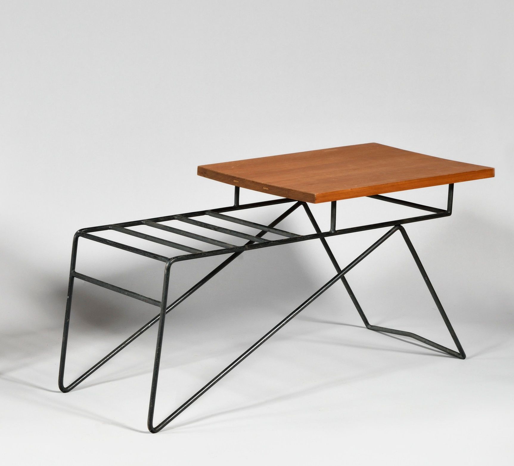 Null 拉斐尔（RAPHAËL RAFFEL1912-2000 DIT），归属于一个低矮的桌子，上面有一个长方形的桃花心木贴面的黑色漆线结构，形成一个杂志架 &hellip;